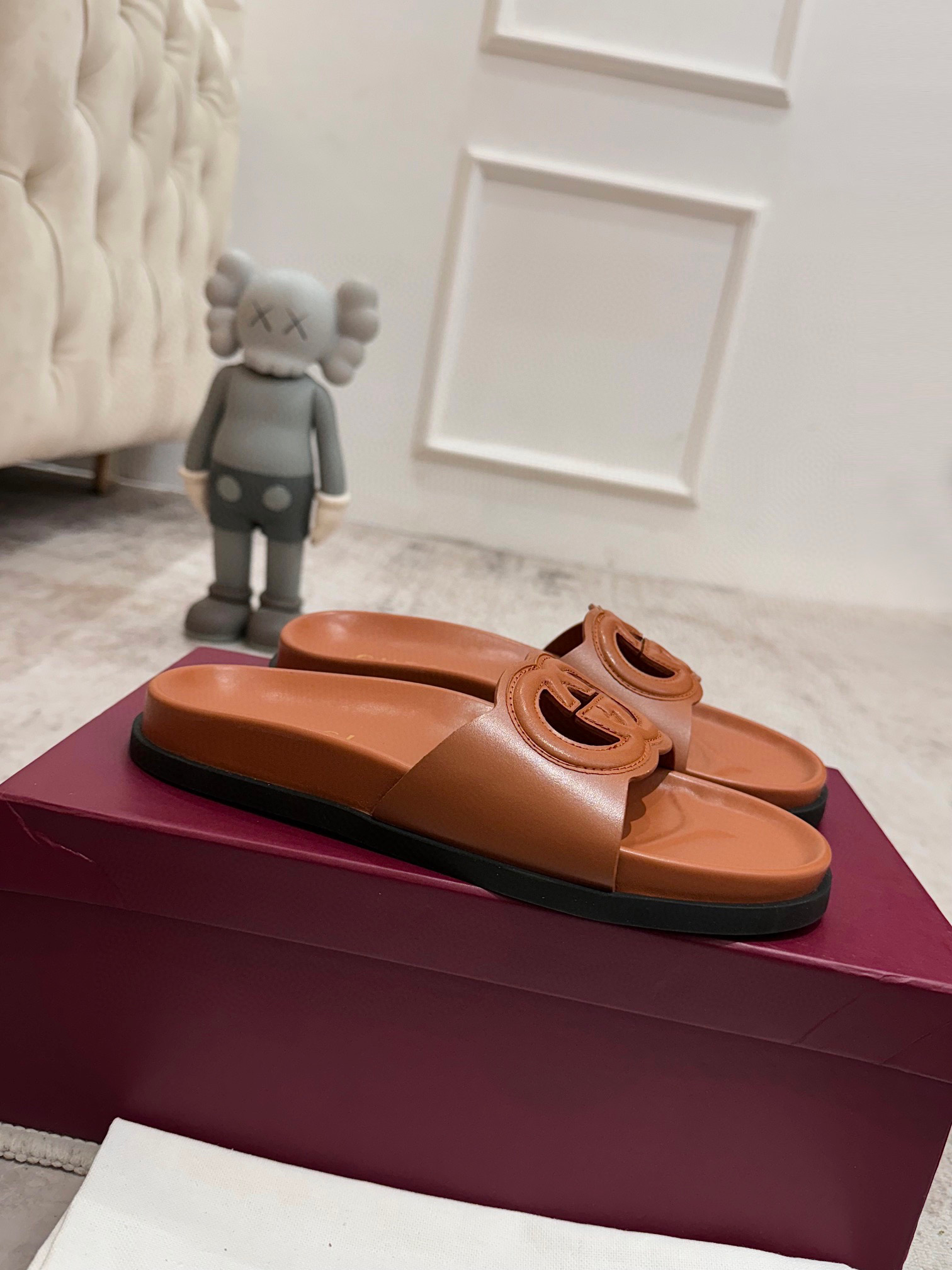 NO:409973,2025 Gucci new model, leather surface, new welfare product thick-soled GuCci interlocking embroidered large G horizontal belt mules. The original version is copied one-to-one. All material details of the highest version are consistent with YB. They are made all year round. Fabric imported cowhide, water-dyed cowhide leather, size.  35-41 Women 4041 Customized No Returns and Exchanges) Outsource.  Original mold GG letter rubber sole + 2 cm water table Packaging full set of encore red original packaging, slippers, gucci, gucci, slippers, cowhide198609092025古驰新款,皮面 福利新品厚底GuCci互扣式刺绣大G横带穆勒鞋 原版一比一复制,最高版本所有材质细节均与YB一致 常年做货. 面料进口牛皮 内里水染牛皮皮里 尺码 ．35-41女4041定制不退换） 大底．原版模具GG字母橡胶底+ 2厘米水台 包装全套安可拉红色原版包装,拖鞋,gucci,gucci,slippers,cowhide,Women's Shoes