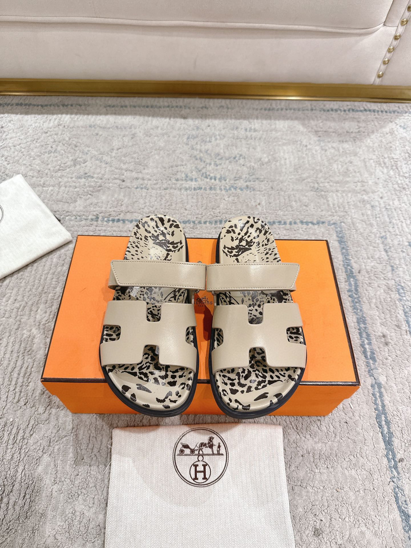 NO:409964,25ss Herme*Chypre Second Uncle Drag Series. A must-have outfit for best friends in summer. Non-market grunge version. Top cowhide. Genuine packaging for cowhide footbed counter. With original gift box. New color matching is very popular~~ The color is too spring and matched with light-colored jeans. Hehe, the foot feel is so comfortable and soft. The second uncle slippers that are not stress-free!  It’s impossible to have no summer!  The slippers you like must have their name!  The insole is soft and the Velcro is adjustable. Sisters with high instep can also be fully controlled by them. SIZE Women's size: 35~39 (customized for 40.41.42) Men's size: 39-44, (customized for 38.45), slippers, hermes, slippers, jeans, cowhide1986090925ss Herme*Chypre二舅拖爆款系列 闺蜜夏天必备穿搭非市面垃圾版本.顶级牛皮面.牛皮垫脚专柜正品包装.带原装礼盒 新配色每个颜色都很上头～～ 颜色也太春天了搭配浅色牛仔裤绝配 嘿嘿 脚感啥的都好舒服软软哒 暴走无压力的二舅拖鞋！夏天没有ta不行！ 越穿越喜欢的拖鞋必须有它的名字！鞋垫踩起来 软软的,而且魔术贴还可以 调整,脚背高的姐妹也完全可以驾驭 SIZE 女码:35~39（40.41.42定做） 男码:39-44,(38.45定做）,拖鞋,hermes,slippers,jeans,cowhide,Women's Shoes