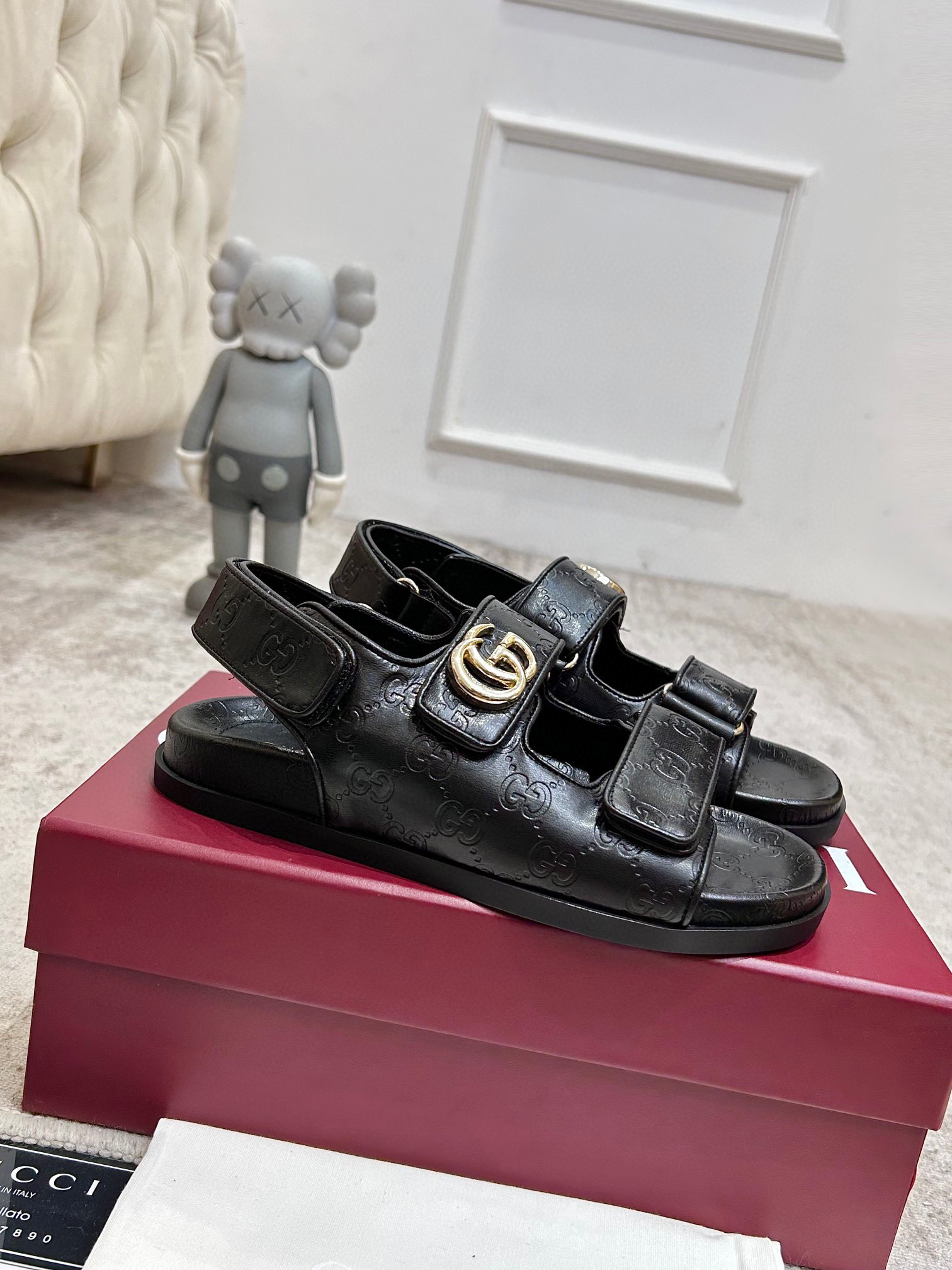 NO:409955,Gucci new sandals are available in the new welfare new thick-soled GuCci official website, the original version is copied one by one, and the highest version is the same as YB, and the product is made all year round. The fabric is imported G G embossed cowhide, the inner water dyed cowhide leather, size.  35-42 Women 41 42 Customized without return or exchange) Outsole.  Original mold GG letter rubber sole + 2 cm water table Package full set of encore red original packaging, sandals, gucci, gucci, sandals, cowhide19860909古驰新款凉鞋上新福利新品厚底GuCci官网同步,原版一比一复制,最高版本所有材质细节均与YB一致 常年做货. 面料进口G G压纹牛皮 内里水染牛皮皮里 尺码 ．35-42 女41 42定制不退换） 大底．原版模具GG字母橡胶底+ 2厘米水台 包装全套安可拉红色原版包装,凉鞋,gucci,gucci,sandals,cowhide,Women's Shoes