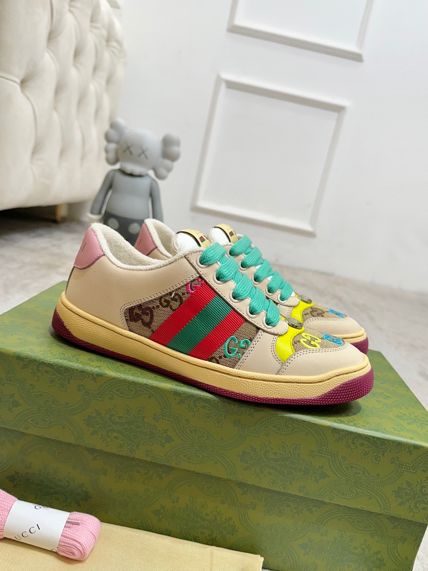 NO:409928,Gucci ———A new upgraded Gucci small dirty shoes couples model, early spring new model...GG series old casual small dirty shoes catwalk original development and purchasing level version...Metal double G crystal cylindrical mark...Gucci original webbing...Exclusive colored cowhide fabric, original towel fabric is delicate, softer, more comfortable and breathable, private molded steel stamping two-color original TPU sole (lower layer wide, upper layer narrow) spot, matching packaging...35-40 women's style, casual shoes/sports shoes, gucci, sneakers, cowhide19860909Gucci———全新升级Gucci小脏鞋情侣款 早春新款……GG系列做旧休闲小脏鞋走秀款 原版开发代购级别版本……金属双G水晶圆柱形标……Gucci原版纹织带…… 专属擦色牛皮面料,原版毛巾布里细腻柔软更舒适透气,私模钢印双色原版TPU大底(下层宽,上层窄) 现货,配套包装……35—40 女款,休闲鞋/运动鞋,gucci,sneakers,cowhide,Women's Shoes