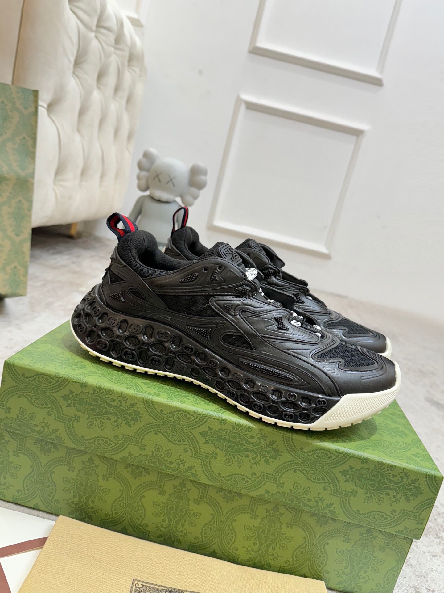 NO:492224,Gucci new models are available, sports shoes are rejuvenated and rejuvenated. When retro genes hit the futuristic design, this pair of Gucci shoes directly pulls the trend threshold. Color matching caron contrast + classic stripes, GG reflective piping, visual impact, comes with high-gloss filters. Multi-layer different material splicing, mesh breathable, leather shaping, outsole EVA foaming and TPU combination fashionable and practical double online. Details are made of double G midsole + iconic double G lock laces, retro DNA is crazy and fussy, every step is on the trend aesthetics. Male 39-45, women's size 35-40, casual shoes/sports shoes, gucci, gucci, sneakers19860909Gucci新款上新,运动鞋重金打造焕新演绎品牌标志性条纹织带元素当复古基因撞上未来感设计这双古驰新鞋直接把潮流阈值拉满 配色卡龙撞色+经典条纹,GG反光滚边,视觉冲击拿捏,出街自带高光滤镜 结构多层异材质拼接,网纱透气、皮革定型,大底EVA发泡及TPU组合时髦与实用双在线 细节做双G中底+标志性双G锁扣鞋带,复古DNA疯狂躁动,每一步都踩在潮流审美上 配码男39-45 女码35-40,休闲鞋/运动鞋,gucci,gucci,sneakers,Women's Shoes