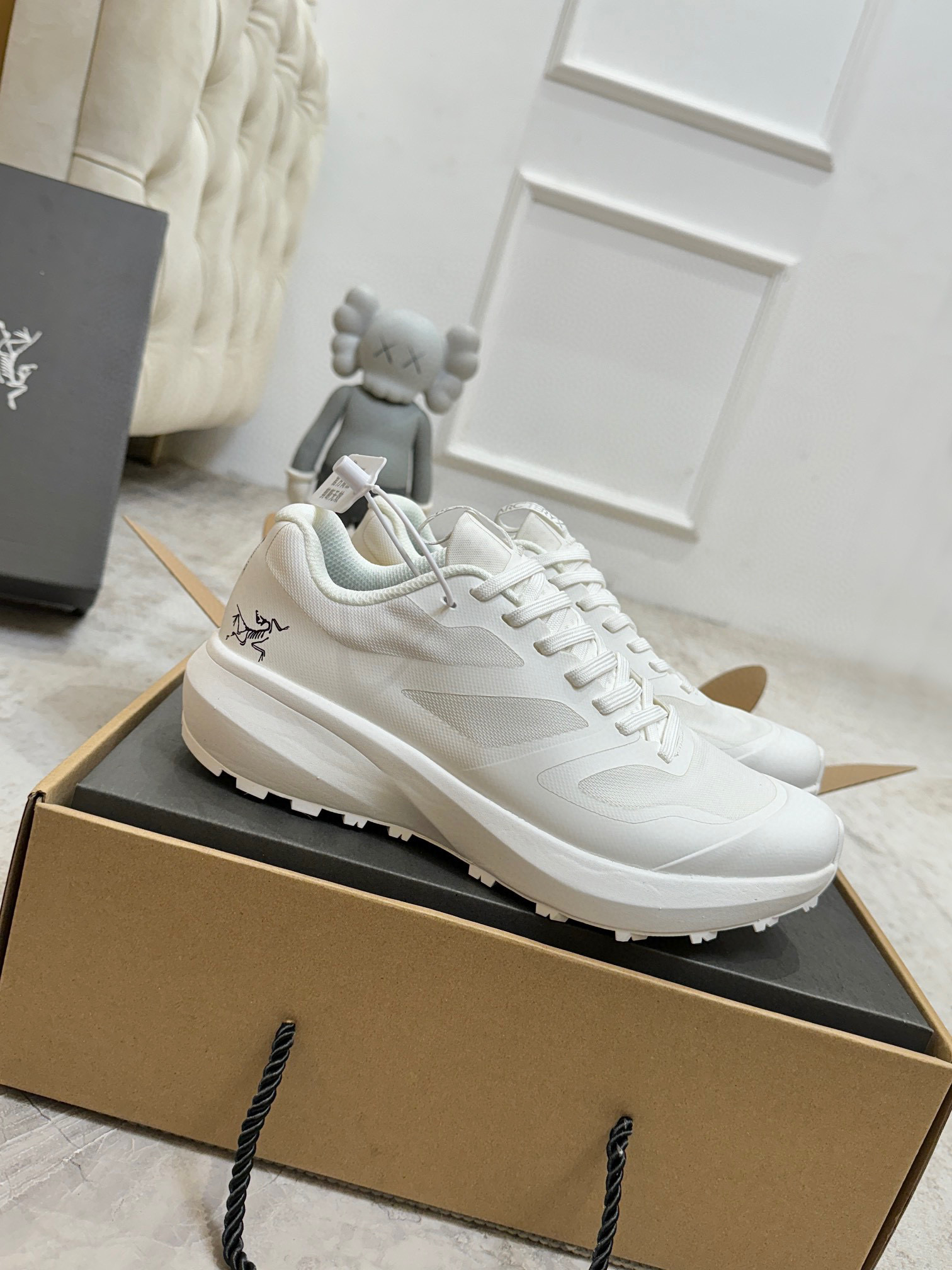 NO:512150,The latest model of 2025, Arcteryx Arborist Bird SYLAN GTX Comfortable Fabric Wear-resistant Waterproof and Breathable Low Top Casual Running Shoes!  This GORE-TEX shoe is suitable for mountain runners who want to move faster on the technical route without worrying about the terrain conditions. The Rocker Geometry geometry of the midsole brings propulsion and is made of InFuse material, a lightweight, highly responsive EVA and polyolefin synthetic material that provides rebound and absorbs impact. The smooth grip of the Vibram Megagrip outsole uses LITEBASE technology to reduce weight without affecting performance, while the multi-directional lug pattern design provides greater grip. The shoe body fits the foot and the knitted collar prevents debris from entering the shoe. Size 35-45, casual shoes/sports shoes arc'teryx, sneakers198609092025最新款,Arcteryx始祖鸟 SYLAN GTX舒适织物耐磨防水透气低帮 休闲跑步鞋！ 这款 GORE-TEX鞋履适合希望在技术路线上更快前进的山地跑步者穿着,无需担心地形条件如何. 中底的Rocker Geometry几何结构设计带来推进力,并采用InFuse材料制成,这是一种轻质、高响应性的EVA和聚烯烃合成材料,可提供回弹并吸收冲击力.抓地平稳的Vibram Megagrip 外底采用 LITEBASE 技术,在减轻重量的同时不影响性能,而多向凸耳花纹设计带来更强的抓地力.鞋身贴合包裹脚部,针织鞋领可阻挡碎屑进鞋. 码数35-45,休闲鞋/运动鞋arc'teryx,sneakers,Women's Shoes