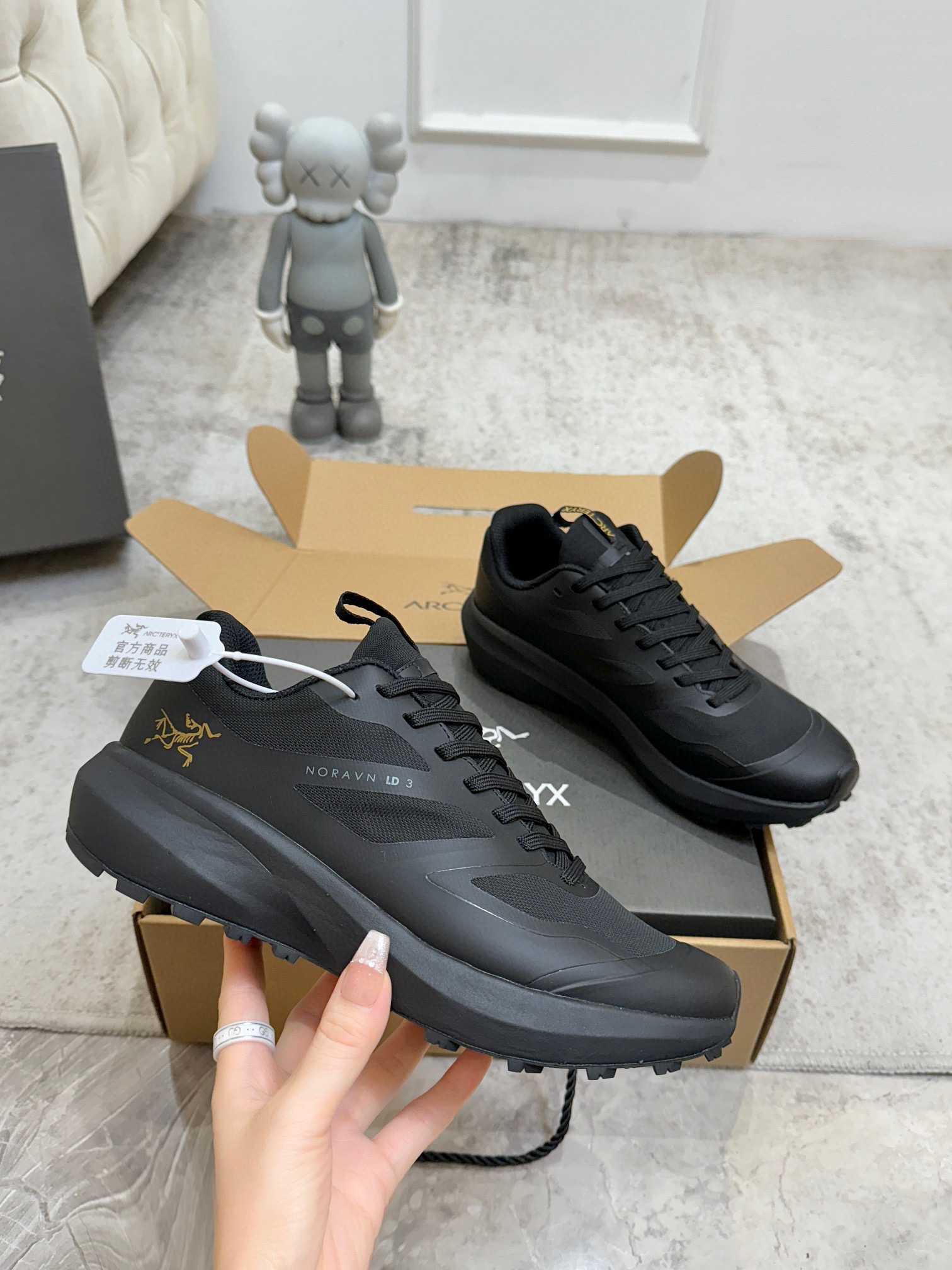 NO:512153,2025 latest Arcteryx Archaeoptera Bird SYLAN GTX Comfortable Fabric Wear-resistant Waterproof and Breathable Low Top Casual Running Shoes!  This GORE-TEX shoe is suitable for mountain runners who want to move faster on the technical route without worrying about the terrain conditions. The Rocker Geometry geometry of the midsole brings propulsion and is made of InFuse material, a lightweight, highly responsive EVA and polyolefin synthetic material that provides rebound and absorbs impact. The smooth grip of the Vibram Megagrip outsole uses LITEBASE technology to reduce weight without affecting performance, while the multi-directional lug pattern design provides greater grip. The shoe body fits the foot and the knitted collar prevents debris from entering the shoe. Men 39-45, casual shoes/sports shoes arc'teryx, sneakers198609092025最新款Arcteryx始祖鸟 SYLAN GTX舒适织物耐磨防水透气低帮 休闲跑步鞋！ 这款 GORE-TEX鞋履适合希望在技术路线上更快前进的山地跑步者穿着,无需担心地形条件如何. 中底的Rocker Geometry几何结构设计带来推进力,并采用InFuse材料制成,这是一种轻质、高响应性的EVA和聚烯烃合成材料,可提供回弹并吸收冲击力.抓地平稳的Vibram Megagrip 外底采用 LITEBASE 技术,在减轻重量的同时不影响性能,而多向凸耳花纹设计带来更强的抓地力.鞋身贴合包裹脚部,针织鞋领可阻挡碎屑进鞋. 男39-45,休闲鞋/运动鞋arc'teryx,sneakers,Women's Shoes