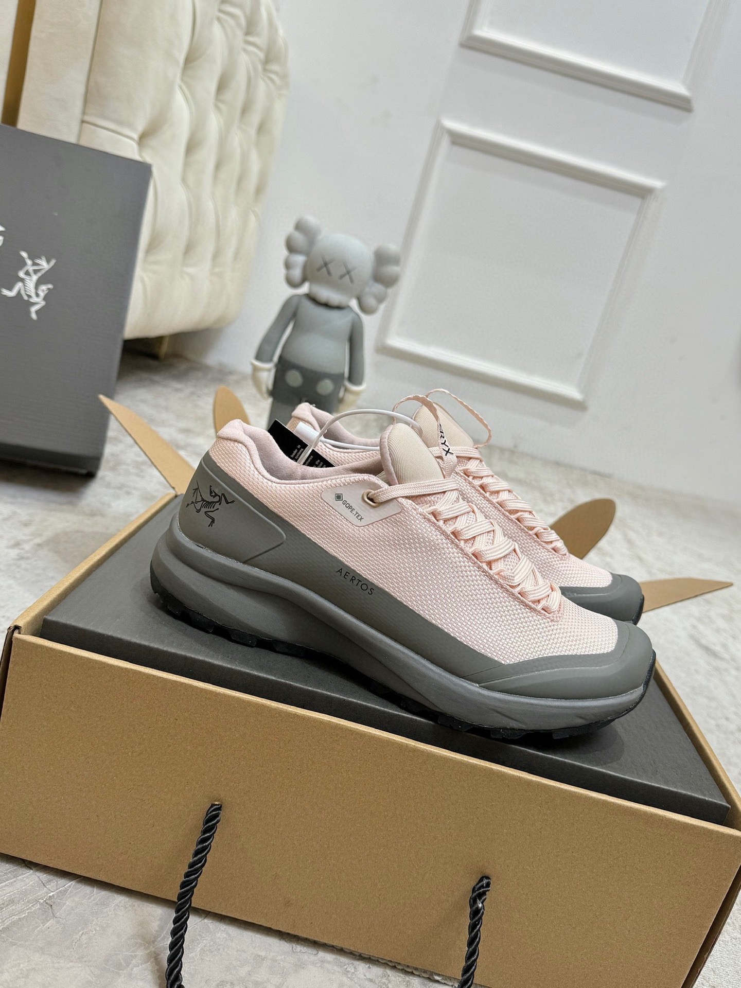 NO:512157,2025 latest Arcteryx Archaeoptera Bird SYLAN GTX Comfortable Fabric Wear-resistant Waterproof and Breathable Low Top Casual Running Shoes!  This GORE-TEX shoe is suitable for mountain runners who want to move faster on the technical route without worrying about the terrain conditions. The Rocker Geometry geometry of the midsole brings propulsion and is made of InFuse material, a lightweight, highly responsive EVA and polyolefin synthetic material that provides rebound and absorbs impact. The smooth grip of the Vibram Megagrip outsole uses LITEBASE technology to reduce weight without affecting performance, while the multi-directional lug pattern design provides greater grip. The shoe body fits the foot and the knitted collar prevents debris from entering the shoe. Women's size 35-40, casual shoes/sports shoes arc'teryx, sneakers198609092025最新款Arcteryx始祖鸟 SYLAN GTX舒适织物耐磨防水透气低帮 休闲跑步鞋！ 这款 GORE-TEX鞋履适合希望在技术路线上更快前进的山地跑步者穿着,无需担心地形条件如何. 中底的Rocker Geometry几何结构设计带来推进力,并采用InFuse材料制成,这是一种轻质、高响应性的EVA和聚烯烃合成材料,可提供回弹并吸收冲击力.抓地平稳的Vibram Megagrip 外底采用 LITEBASE 技术,在减轻重量的同时不影响性能,而多向凸耳花纹设计带来更强的抓地力.鞋身贴合包裹脚部,针织鞋领可阻挡碎屑进鞋. 女码35-40,休闲鞋/运动鞋arc'teryx,sneakers,Women's Shoes