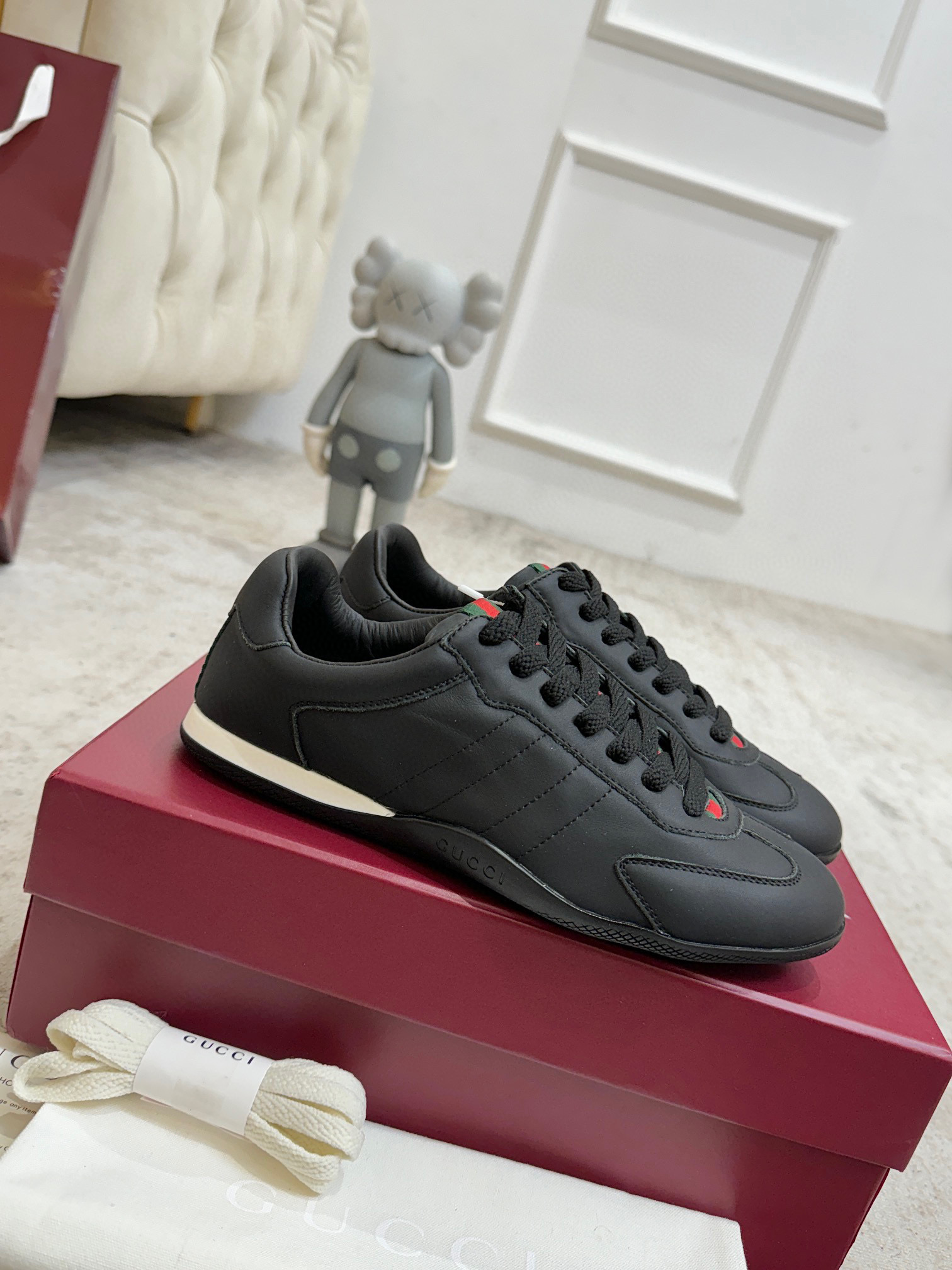 NO:560484,Gucci Shift series of sneakers for couples The Gucci Shift series is newly launched, with a lightweight design that reinterprets sports style. The neat silhouette adds a sense of freedom and highlights the exquisite texture when moving. The webbing detail is like an endless ribbon running through the entire design, and the side stitching details add the finishing touch. Developed one-to-one from the original version. Washed-effect cowhide upper. Two-color Tpu outsole.  Size 35-45, casual shoes/sports shoes, gucci, sneakers, cowhide19860909Gucci Shift系列情侣款运动鞋 Gucci Shift系列全新上市,轻盈设计焕新诠释运动风尚.利落廓形更添自在本色,行动间彰显精致质感.织带细节宛如一道延绵不绝的饰带贯穿于整个设计,侧边缝线细节增添点睛之笔. 原版一比一开发 水洗效果牛皮鞋面 双色Tpu大底 码数35-45,休闲鞋/运动鞋,gucci,sneakers,cowhide,Women's Shoes