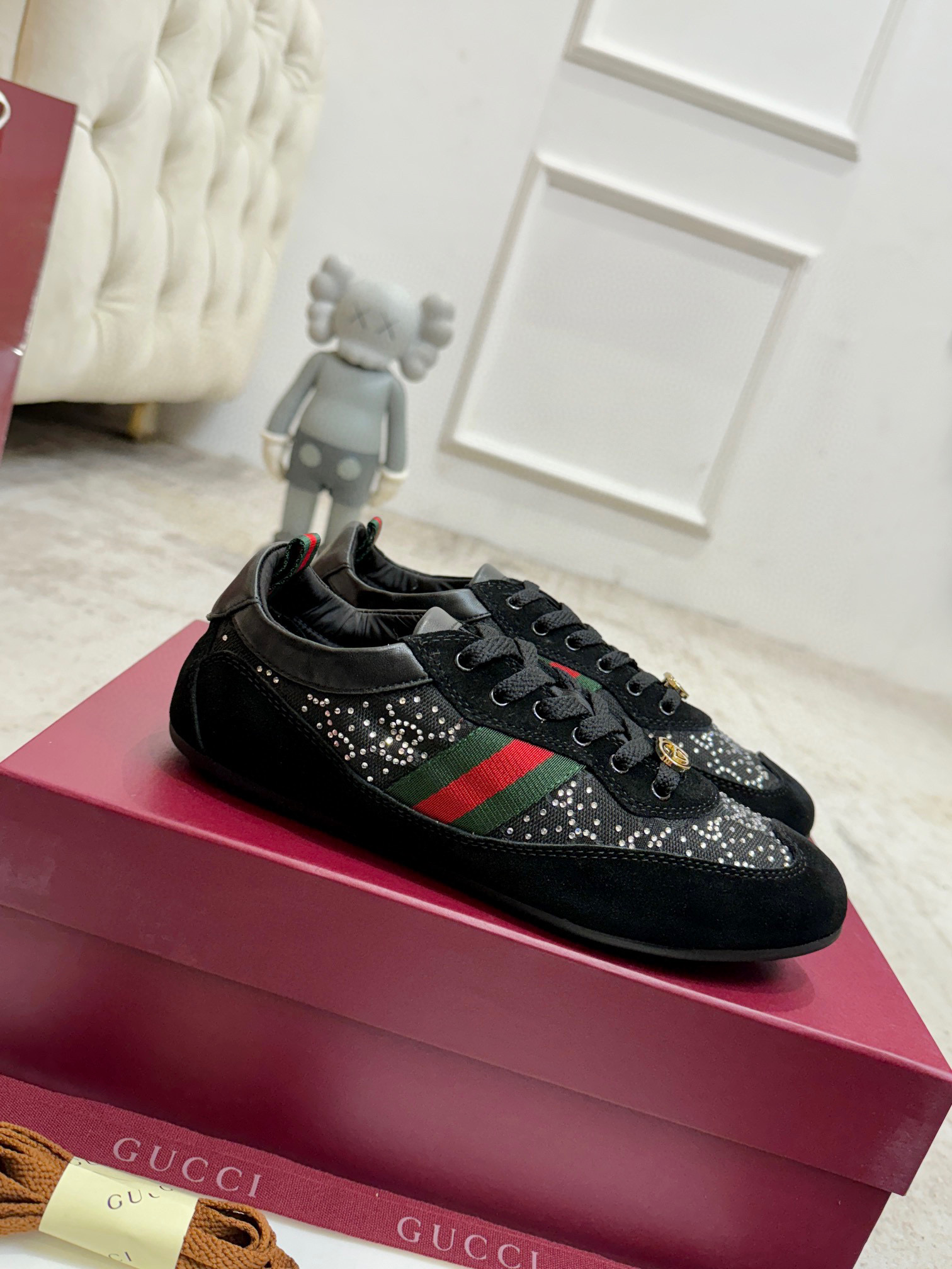 NO:592727,Gucci shift series new Gucci new original version has better comfort and wrapping than the original version. It is full of personality and easy to match with various styles of clothes. The material is cow suede + special fabric lining cowhide. The outsole is original TPU outsole, size 35-40 for women and 39-44 for men. Comes with original full packaging, casual shoes/sports shoes, gucci, sneakers, cowhide19860909gucci shift系列新款古奇新款原版一比一打造舒适度、包裹性都比较好.个性十足,很好驾驭各种风格衣服搭配.面料牛反绒+特殊面料内里牛皮.大底原版TPU大底,码数女35-40 男39–44 配原版全包装,休闲鞋/运动鞋,gucci,sneakers,cowhide,Women's Shoes