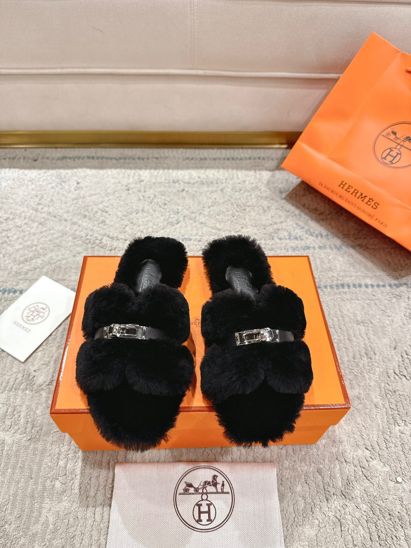 NO:625615,The highest version of Hermes handmade shoes on the market, the top product Hermès slippers, the new early autumn model are the same as the original ones, handmade by masters!  High-end customization, exclusive product, the highest version in the industry using Hermers uppers imported from Italy cowhide + original custom-grade Australian sheepskin feet + genuine leather outsole (pursuing top walking comfort) ━━━━Hermes━━━━━ size 35-40 (41.42 custom-made and non-returnable), fur shoes and slippers, hermes, hermes, slippers, cowhide, sheepskin, Leather  soles19860909Hermes市场最高版本纯手工鞋 顶级产品爱马仕拖鞋 早秋新款原版一样, 师傅级纯手工打造 ！高端定制,独家产品,行业最高版本采用Hermers鞋面意大利进口牛皮+原版订制级澳洲羊皮垫脚+真皮大底(追求顶级行走舒适度）━━━━Hermes━━━━━ size35-40（41.42定做不退换）,毛毛鞋拖鞋,hermes,hermes,slippers,cowhide,sheepskin,Leather soles,Women's Shoes