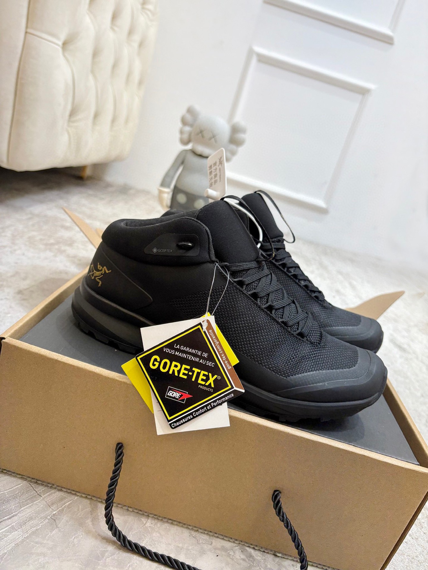 NO:706021,The latest model with fleece lining, Arcteryx SYLAN GTX comfortable fabric wear-resistant, waterproof, breathable, low-top casual running shoes!  This GORE-TEX shoe is for mountain runners who want to go faster on technical trails without worrying about the terrain. The midsole's Rocker Geometry is designed for propulsion and is made from InFuse, a lightweight, highly responsive EVA and polyolefin composite that provides rebound and absorbs impact. The smooth-gripping Vibram Megagrip outsole features LITEBASE  Technology reduces weight without affecting performance, and the multi-directional lug pattern design brings stronger grip. The shoe body fits and wraps the foot, and the knitted collar can prevent debris from entering the shoe. Size 35-45, casual shoes/sports shoes arc'teryx, sneakers19860909内里加毛的,最新款,Arcteryx始祖鸟 SYLAN GTX舒适织物耐磨防水透气低帮 休闲跑步鞋！ 这款 GORE-TEX鞋履适合希望在技术路线上更快前进的山地跑步者穿着,无需担心地形条件如何. 中底的Rocker Geometry几何结构设计带来推进力,并采用InFuse材料制成,这是一种轻质、高响应性的EVA和聚烯烃合成材料,可提供回弹并吸收冲击力.抓地平稳的Vibram Megagrip 外底采用 LITEBASE 技术,在减轻重量的同时不影响性能,而多向凸耳花纹设计带来更强的抓地力.鞋身贴合包裹脚部,针织鞋领可阻挡碎屑进鞋. 码数35-45,休闲鞋/运动鞋arc'teryx,sneakers,Women's Shoes