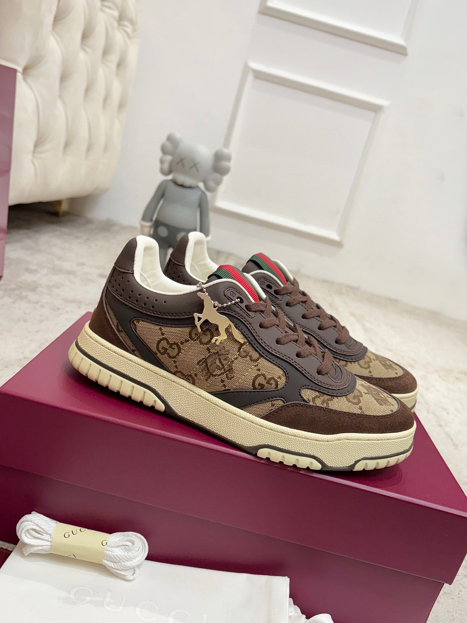 NO:706030,The first Gucci white shoes for men and women on the whole network, the purchased version of the original replica is a one-to-one molded IP light material sole!  Calfskin upper, water-dyed sheepskin lining, full package of cowhide for feet. Highest version. Size: 35-40 for women, 39-45 for men, casual shoes/sports shoes, gucci, sneakers, cowhide, sheepskin19860909女男 全网首发 Gucci小白鞋,代购版原版复刻一比一开模IP轻料底！鞋面小牛皮,内里水染羊皮,垫脚牛皮全套包装 最高版本 码数:女35-40 男39-45,,休闲鞋/运动鞋,gucci,sneakers,cowhide,sheepskin,Women's Shoes