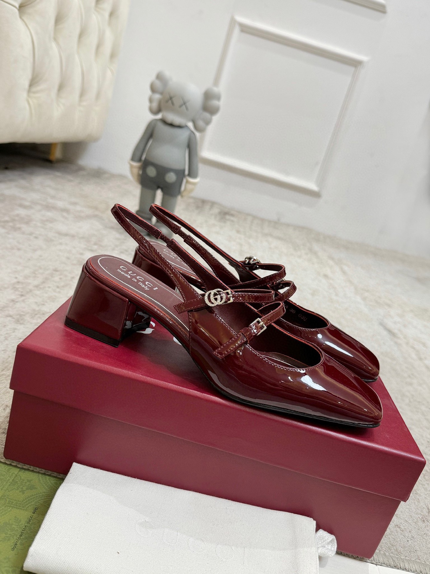 NO:722939,Gucci 2026 early spring horsebit new thick heel retro shoes Internet celebrity hot shoes, super versatile fashion items. Original 1:1 customization. It is worth mentioning the packaging. This year’s G family’s packaging is really high-end, and the original packaging is presented. Inside: high-end custom sheepskin, Italian genuine leather outsole, heel height 3.5cm, size 35-40, sandals, gucci, gucci, sandals, sheepskin, Leather soles19860909gucci 古奇 2026早春马衔扣新款粗跟复古鞋 网红爆款单鞋,超级百搭时尚单品.原版1:1定制.值得一提的是包装,今年G家的包装真的高大上,原版包装献上 内里:高端定制羊皮 意大利真皮大底 跟高3.5cm 尺码35-40,凉鞋,gucci,gucci,sandals,sheepskin,Leather soles,Women's Shoes