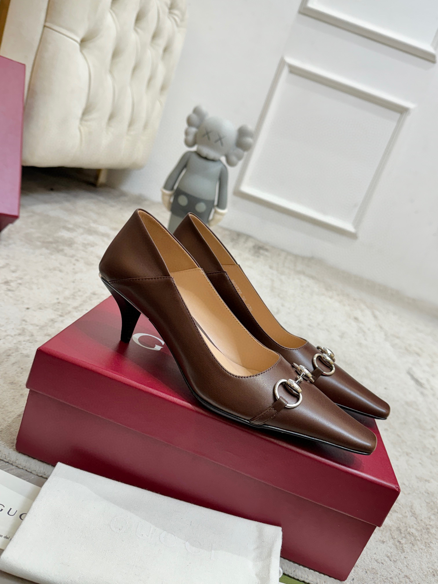 NO:722934,gucci 2026 early spring horsebit new stiletto retro shoes Internet celebrity hot shoes, super versatile fashion items. Original 1:1 customization. It is worth mentioning the packaging. This year’s G family’s packaging is really high-end, and the original packaging is presented. Inside: high-end custom sheepskin, Italian genuine leather outsole, heel height 3.5cm, size 35-40, high-heeled shoes, gucci, gucci, high heels, sheepskin, Leather soles19860909gucci 古奇 2026早春马衔扣新款细跟复古鞋 网红爆款单鞋,超级百搭时尚单品.原版1:1定制.值得一提的是包装,今年G家的包装真的高大上,原版包装献上 内里:高端定制羊皮 意大利真皮大底 跟高3.5cm 尺码35-40,高跟鞋单鞋,gucci,gucci,high heels,sheepskin,Leather soles,Women's Shoes