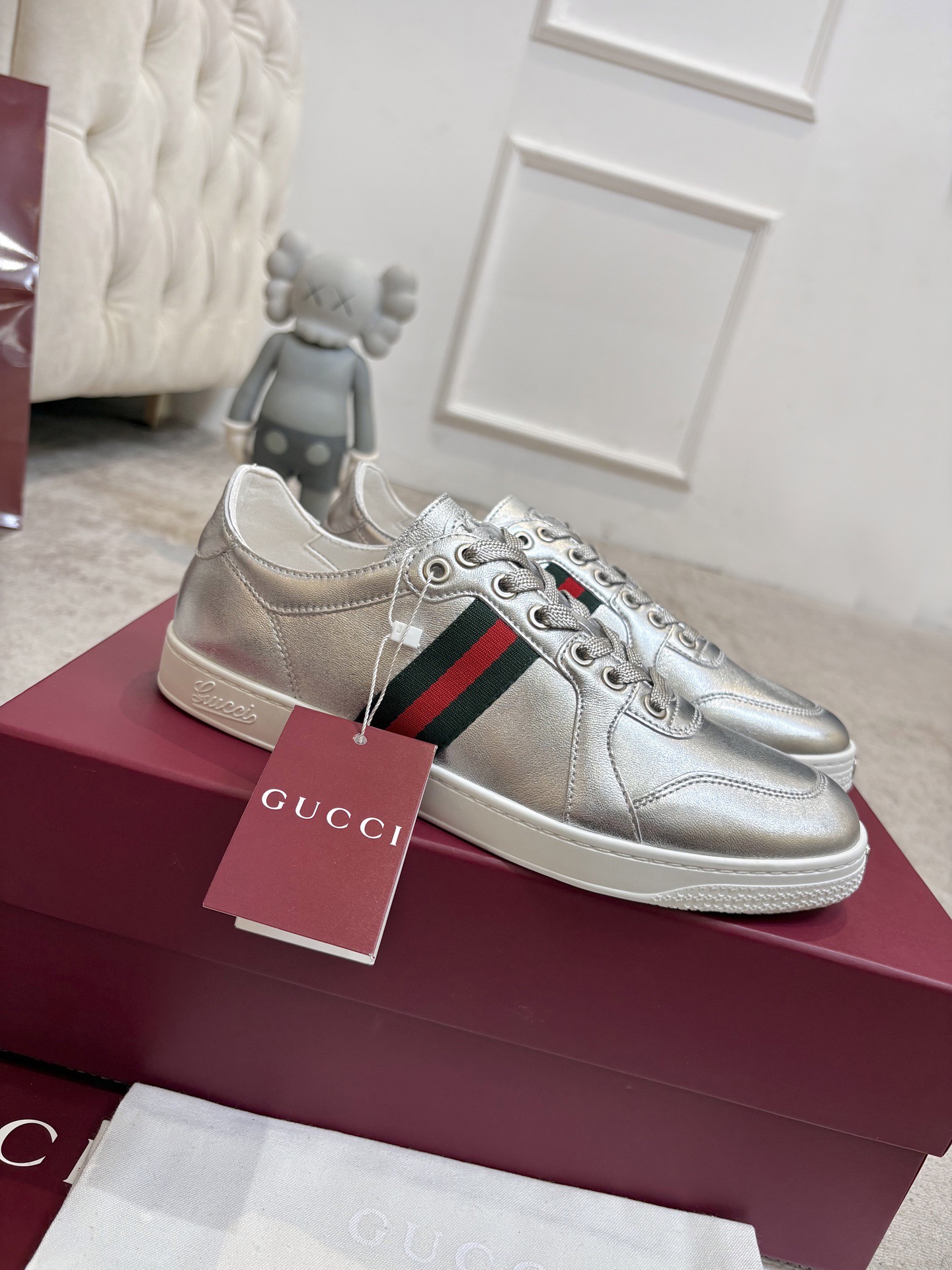NO:819546,Gucci Stretch series low-top sneakers for couples. This new pair of shoes reinterprets the brand's iconic sneakers with a light, soft, flexible and versatile silhouette, adding a new member to the 'La Famiglia' series. This sneaker is made of elastic soft leather, and each pair of shoes is hand-worn to create a unique and personalized shoe. The distressed calfskin upper is imported from Italy. Original outsole Size 35-45 (women's 41)  45 (customized, non-returnable), casual shoes/sports shoes, gucci, sneakers, cowhide19860909Gucci Stretch系列情侣款低帮运动鞋 这款新隽鞋履以轻盈柔软且灵活百搭的廓形焕新演绎品牌标志性运动鞋,为《La Famiglia》系列再添新成员.这款运动鞋以弹性软皮匠心打造,每双鞋均经过手工做旧处理,缔就独一无二的个性鞋履. 胎牛皮做旧鞋面 意大利进口原版大底 码数35-45（女41 45定做不退换）,休闲鞋/运动鞋,gucci,sneakers,cowhide,Women's Shoes