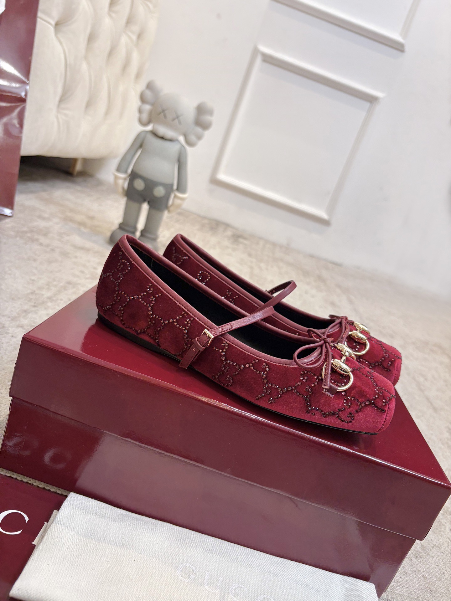 NO:819530,2026 Gucci Horsebit Collection Women's Ballet Flats This iconic horsebit ballet flat features a square toe design with elegant bow details, paying homage to the traditional ballet shoe shape. Crafted from Original GG canvas, this piece is cleverly embellished with a light gold-toned horsebit buckle. The 'sacchetto' construction is paired with a soft padded insole to create an excellent wearing experience. Mini GG suede upper, sheepskin lining, leather outsole  Size women's size 35-42 (40.41.42. Customized, non-refundable), ballet shoes, gucci, flats, sheepskin, Leather soles198609092026Gucci Horsebit系列女士芭蕾平底鞋 这款标志性的马衔扣芭蕾平底鞋选用方形鞋头设计,搭配雅致的蝴蝶结细节,致敬传统芭蕾舞鞋款型.这款单品以Original GG帆布匠心打造,巧妙缀饰浅金色调马衔扣.“sacchetto”构造配以柔软加衬内底,打造出色穿着体验. 鞋面迷你GG绒面 内里羊皮 大底真皮大底 码数女码35-42（40.41.42.定做不退换）,芭蕾舞鞋,gucci,flats,sheepskin,Leather soles,Women's Shoes