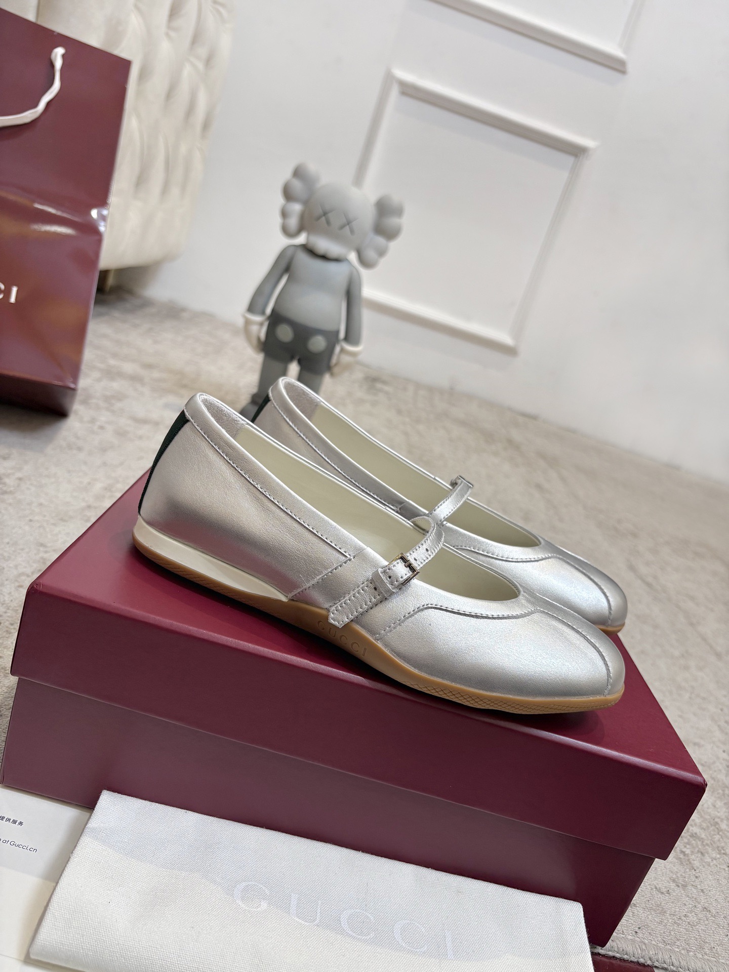 NO:819506,2026 Gucci Shift series of women's ballet shoes are newly launched. The lightweight design reinterprets sports fashion, and the neat fan shape adds a natural character. It is embellished with striped webbing and highlights the exquisite texture when moving. Imported cowhide leather lining. Red and green webbing on the heel. Two-color sole with Gucci logo. Adjustable buckle strap. Women's size 35-41, casual shoes/sports shoes, gucci, sneakers, cowhide198609092026Gucci Shift系列女士芭蕾鞋全新上市 轻盈设计焕新诠释运动时尚,利落扇形更添自在本色,点缀条纹织带,行动间彰显精致质感. 进口牛皮面料牛皮内里 后跟装饰红绿织带 饰Gucci标识双色鞋底 可调节搭扣绑带 女码35-41码,休闲鞋/运动鞋,gucci,sneakers,cowhide,Women's Shoes