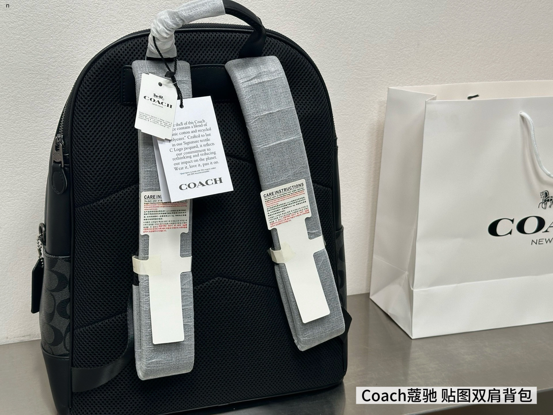 💰285包邮
coach/蔻驰奥莱Peanuts Snoopy史努比
联名款West32 图案贴饰老花帆布拼书包
男士时尚立体双肩包背包电脑包
🎀尺寸：32x40cm