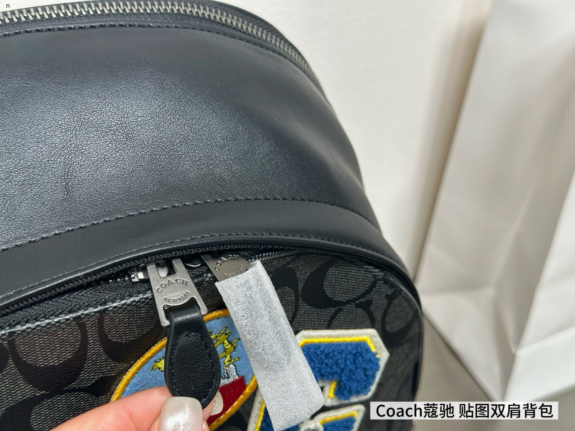💰285包邮
coach/蔻驰奥莱Peanuts Snoopy史努比
联名款West32 图案贴饰老花帆布拼书包
男士时尚立体双肩包背包电脑包
🎀尺寸：32x40cm