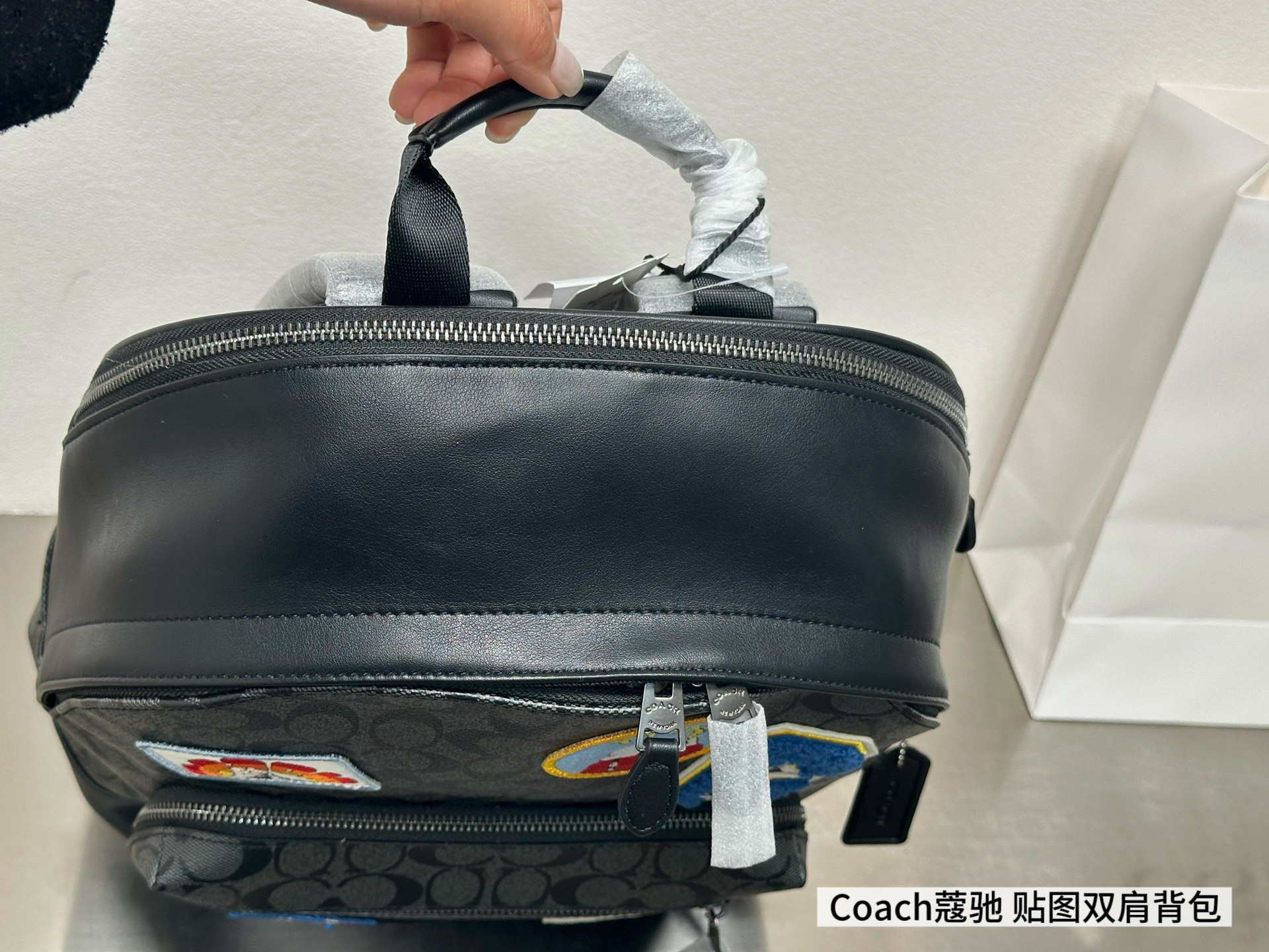 💰285包邮
coach/蔻驰奥莱Peanuts Snoopy史努比
联名款West32 图案贴饰老花帆布拼书包
男士时尚立体双肩包背包电脑包
🎀尺寸：32x40cm