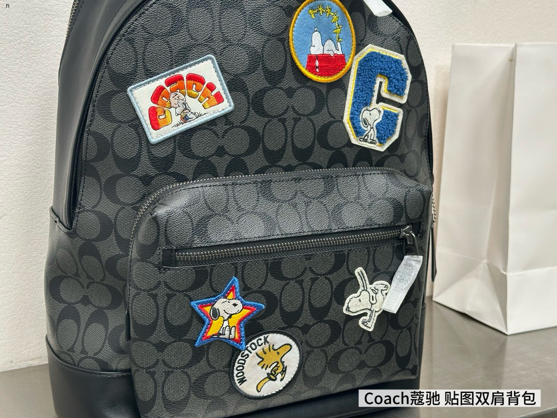 💰285包邮
coach/蔻驰奥莱Peanuts Snoopy史努比
联名款West32 图案贴饰老花帆布拼书包
男士时尚立体双肩包背包电脑包
🎀尺寸：32x40cm