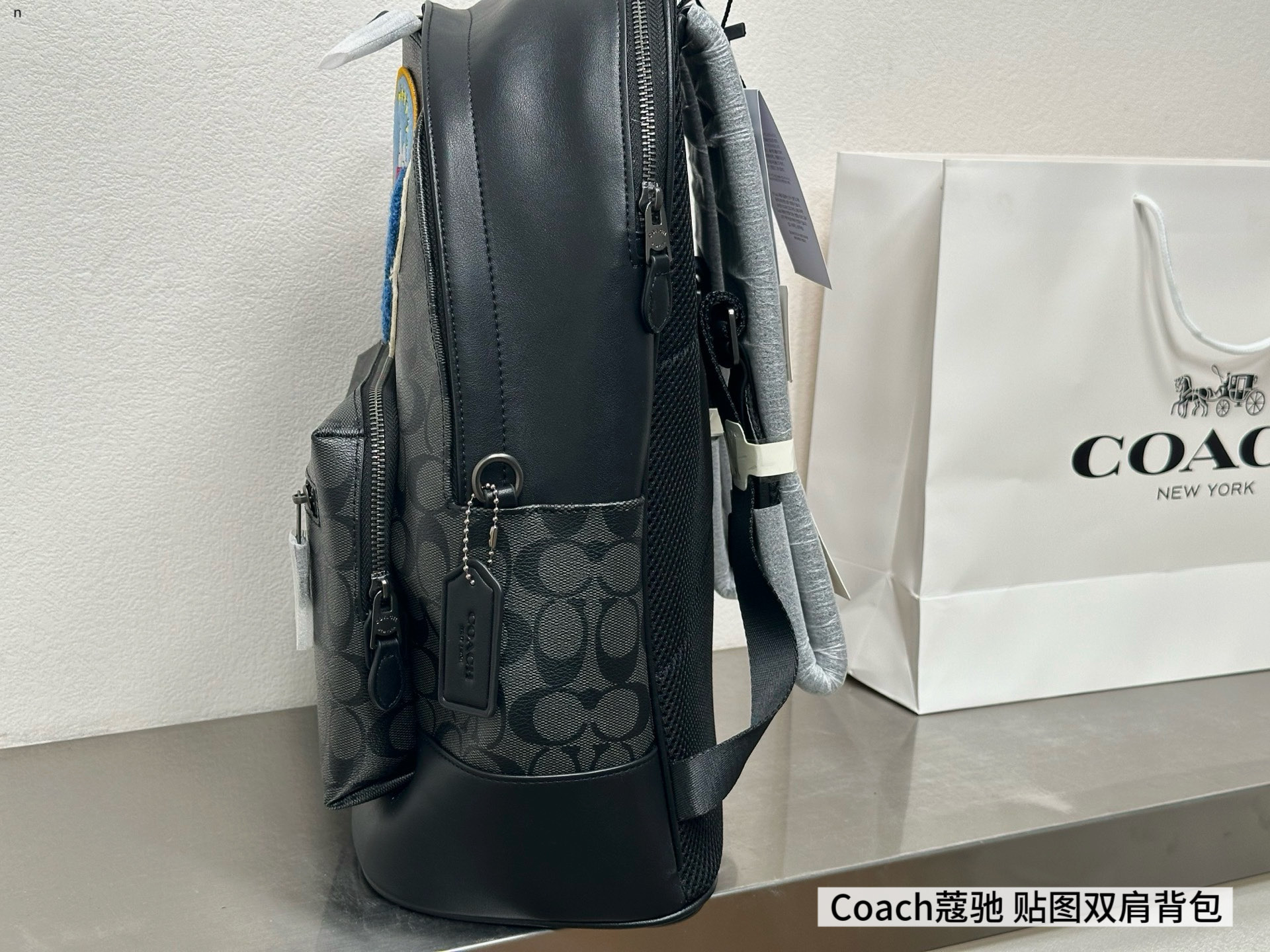 💰285包邮
coach/蔻驰奥莱Peanuts Snoopy史努比
联名款West32 图案贴饰老花帆布拼书包
男士时尚立体双肩包背包电脑包
🎀尺寸：32x40cm