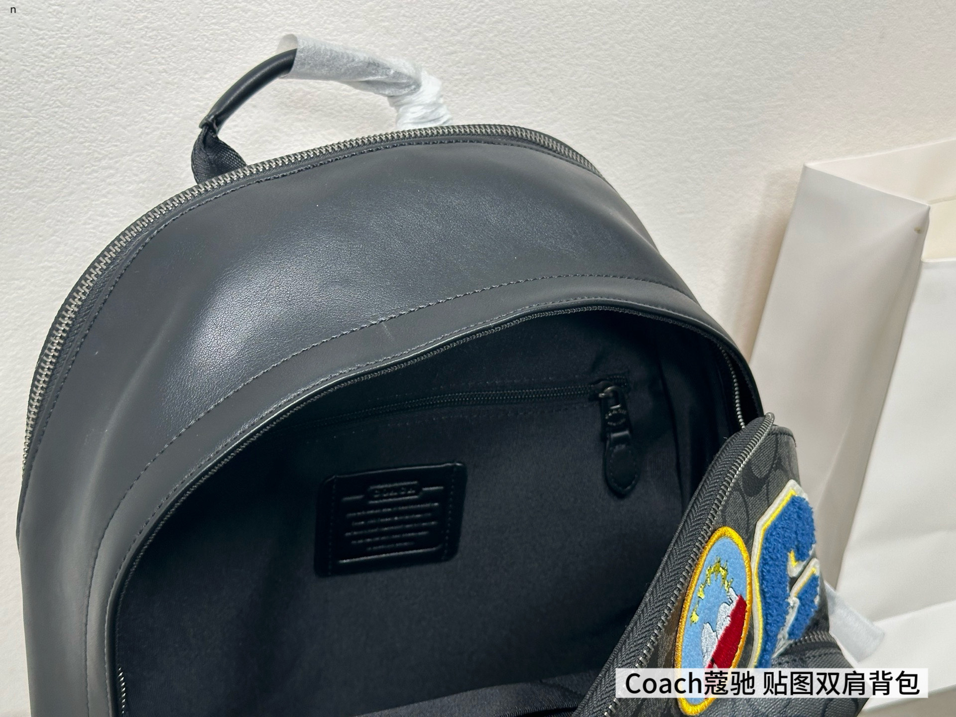 💰285包邮
coach/蔻驰奥莱Peanuts Snoopy史努比
联名款West32 图案贴饰老花帆布拼书包
男士时尚立体双肩包背包电脑包
🎀尺寸：32x40cm