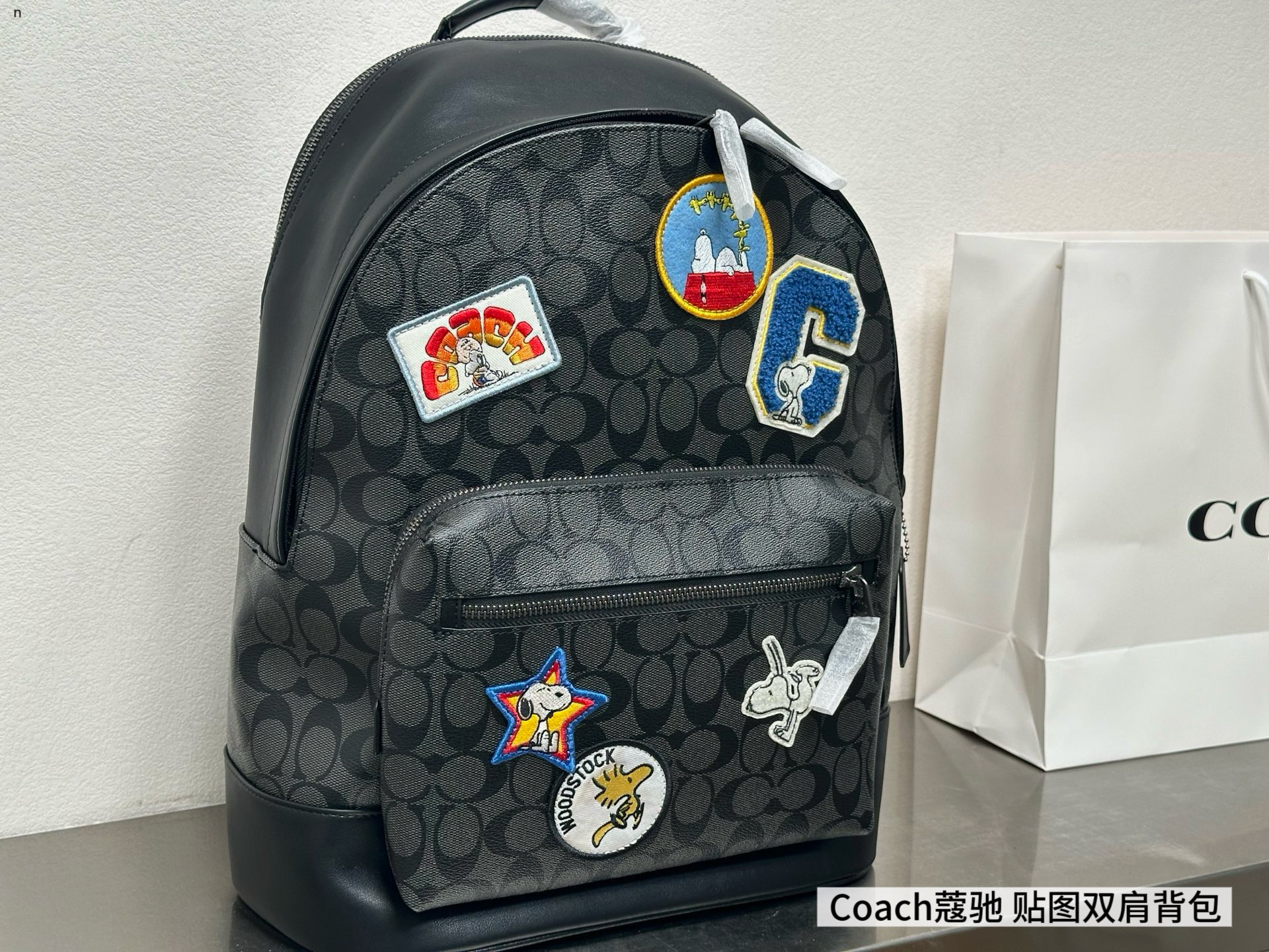💰285包邮
coach/蔻驰奥莱Peanuts Snoopy史努比
联名款West32 图案贴饰老花帆布拼书包
男士时尚立体双肩包背包电脑包
🎀尺寸：32x40cm