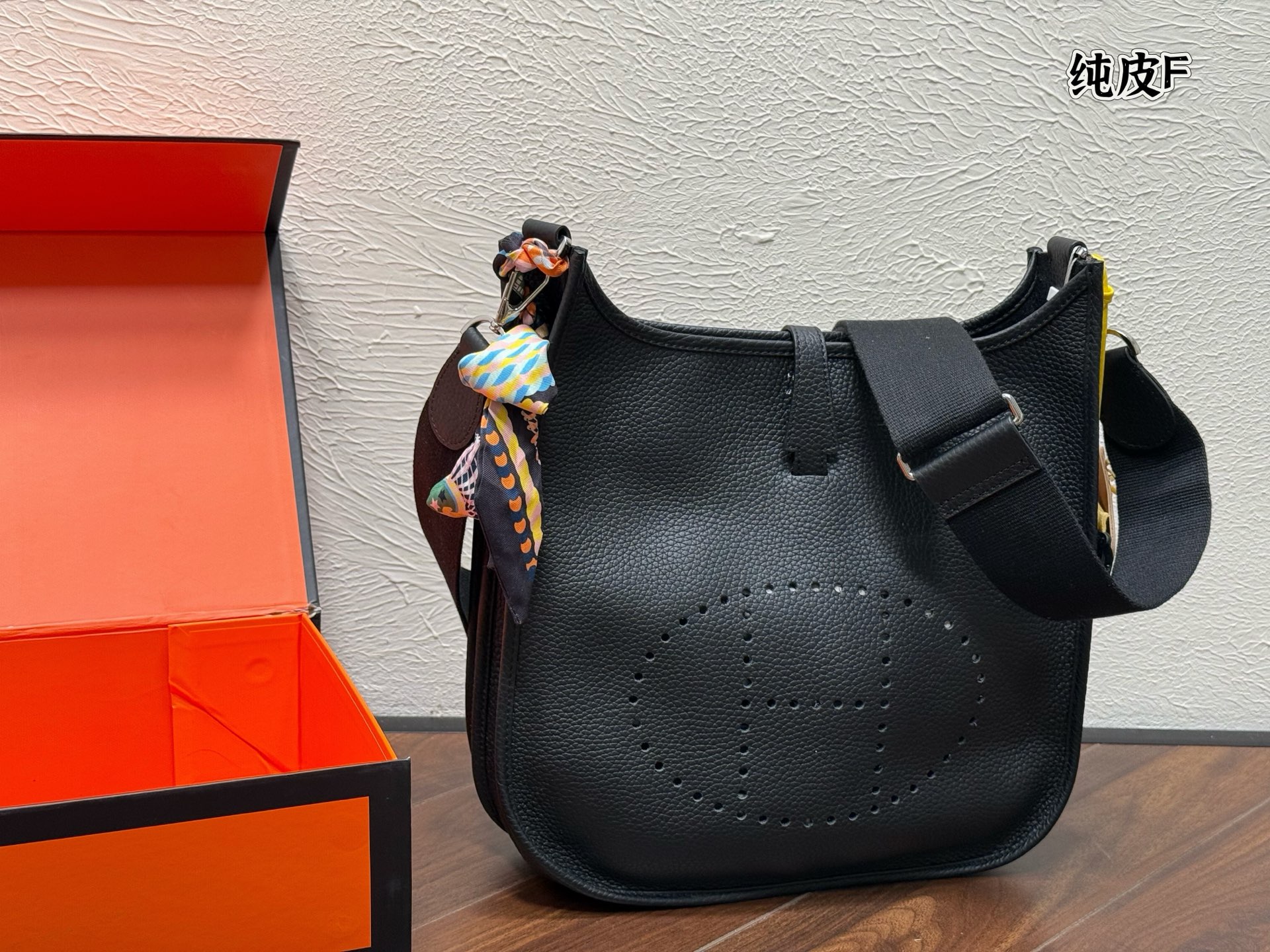 330 | Hermes Evelyne | Evelyne Silver Buckle, Leather And Canvas Shoulder Strap, Crossbody Shoulder Bag | Size: 28x28cm With Packaging