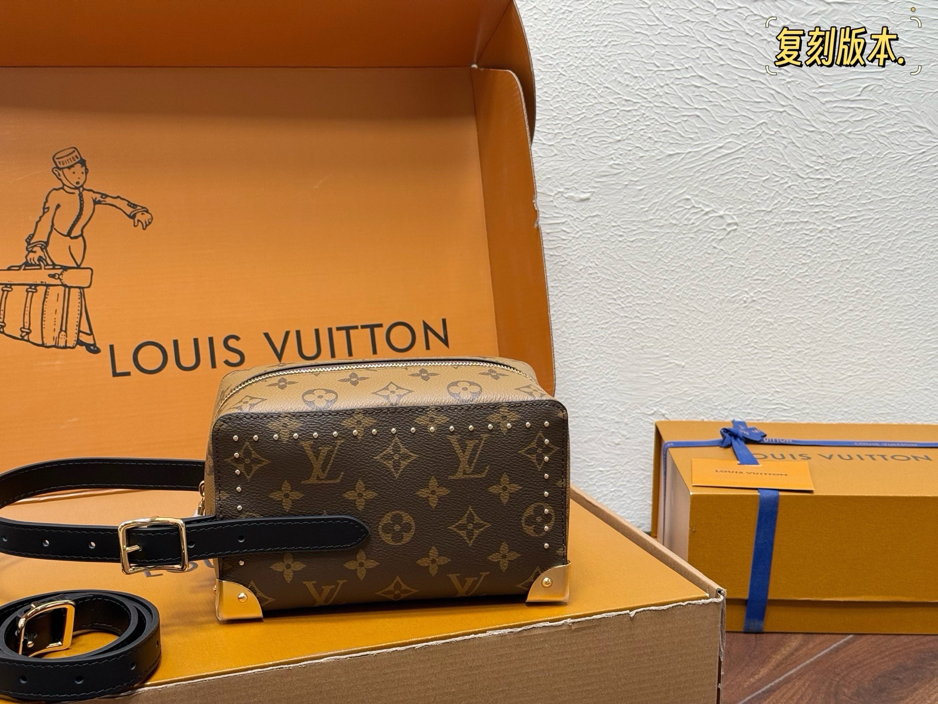 248 | Lv Dopp Kit Classic Presbyopia | Central Zipper Closure And Iconic Side Buckle Straps | Toilet Bag, Four-corner Hardware, Extended Shoulder Straps | Size: 19x11cm, Double Box Packagingll