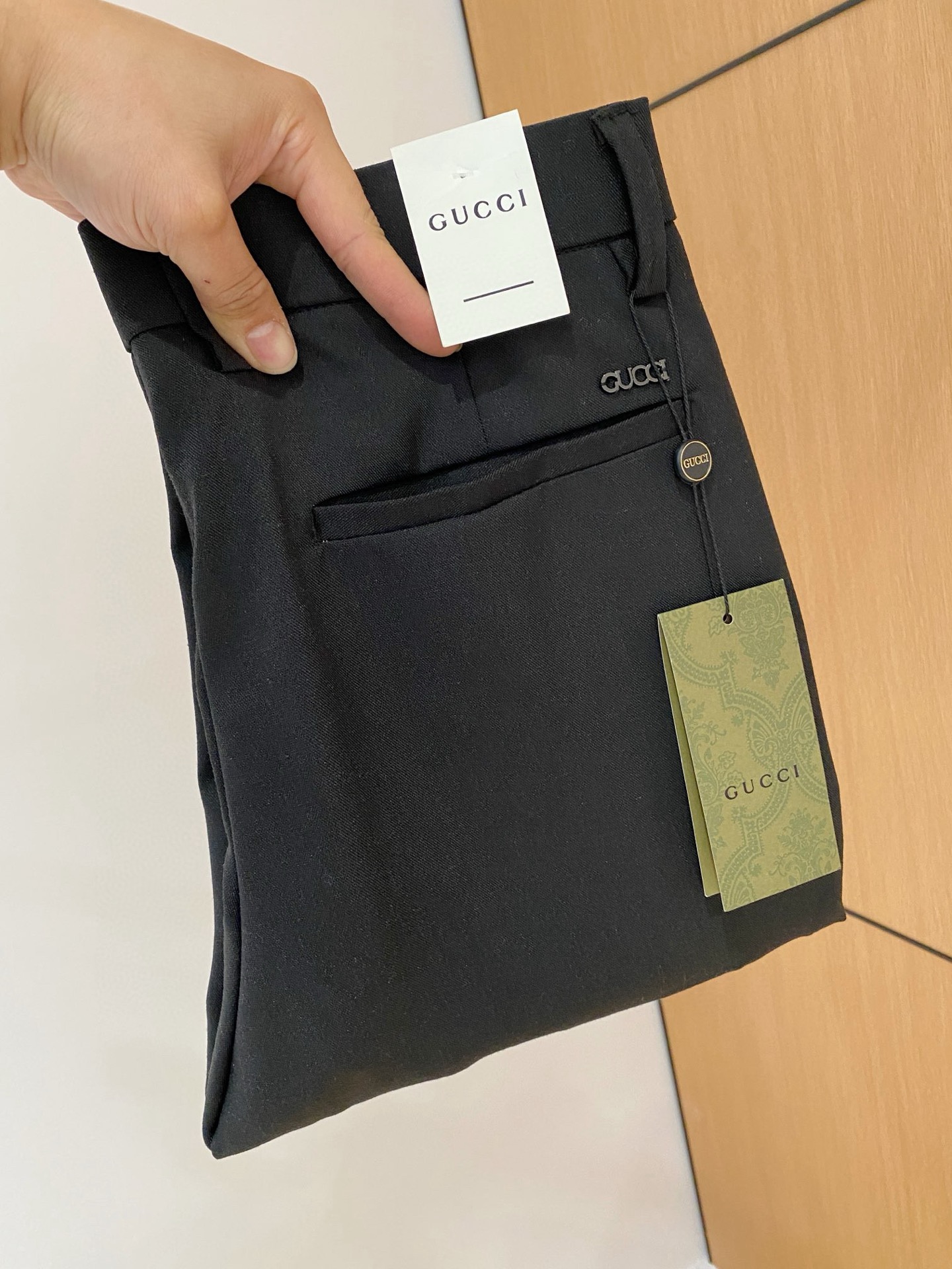 NO:955514,GUCCI casual pants, trousers, new style, four seasons, special fabric for advanced custom trousers, customized original hardware, heavy craftsmanship, fine turning and routing, customized fabric, soft and comfortable, significant texture, exquisite accessories, great upper body effect, complete three standards, standard size 29-36, no 35 (shipped next day),,gucci,19860909GUCCI古奇 休闲裤 西裤 新款 四季款 高级定制裤子专用面料 定制原版五金 重工工艺打造 车工走线精细 定制面料 柔软舒适 质感显著 辅料精美 上身效果超赞 三标齐全 标准尺码29-36,无35（隔天出货）,,gucci,,Men's clothing