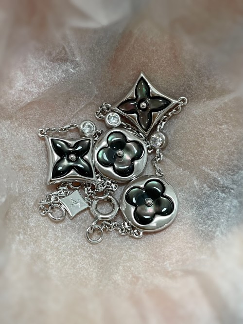 Louis Vuitton Blossom Bracelet - Gray Mother-of-Pearl, S925 Silver, Elegant Design 1 Louis Vuitton Blossom Bracelet - Gray Mother-of-Pearl, S925 Silver, Elegant Design