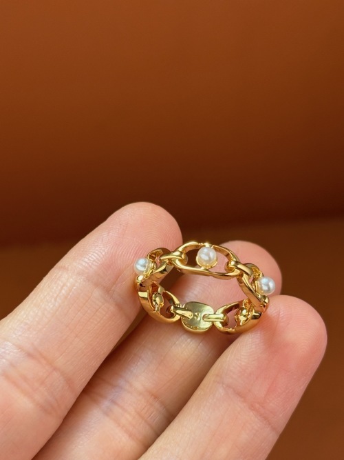 Elegante Anillo Dorado con Perlas Swarovski y Detalle de Letras CD 1 Elegante Anillo Dorado con Perlas Swarovski y Detalle de Letras CD