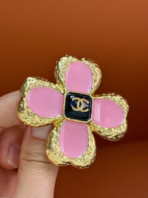 Broche Chanel Trèfle à Quatre Feuilles Noir et Or/Rose - Élégance Luxueuse 1 Broche Chanel Trèfle à Quatre Feuilles Noir et Or/Rose - Élégance Luxueuse
