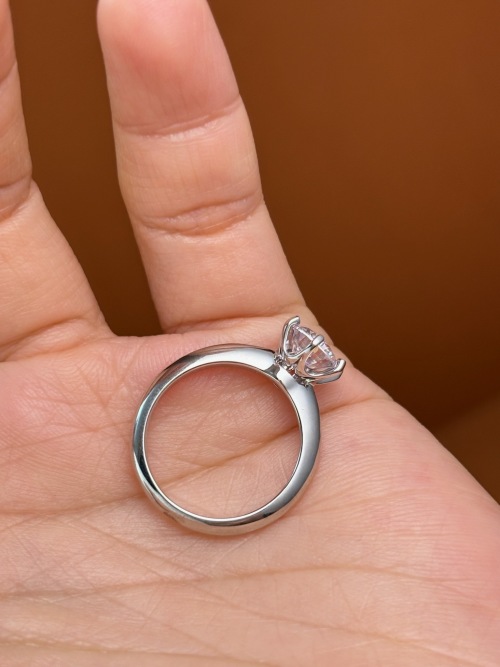 Classic Six-Claw Moissanite Ring in S925 Silver, Sizes 5-8