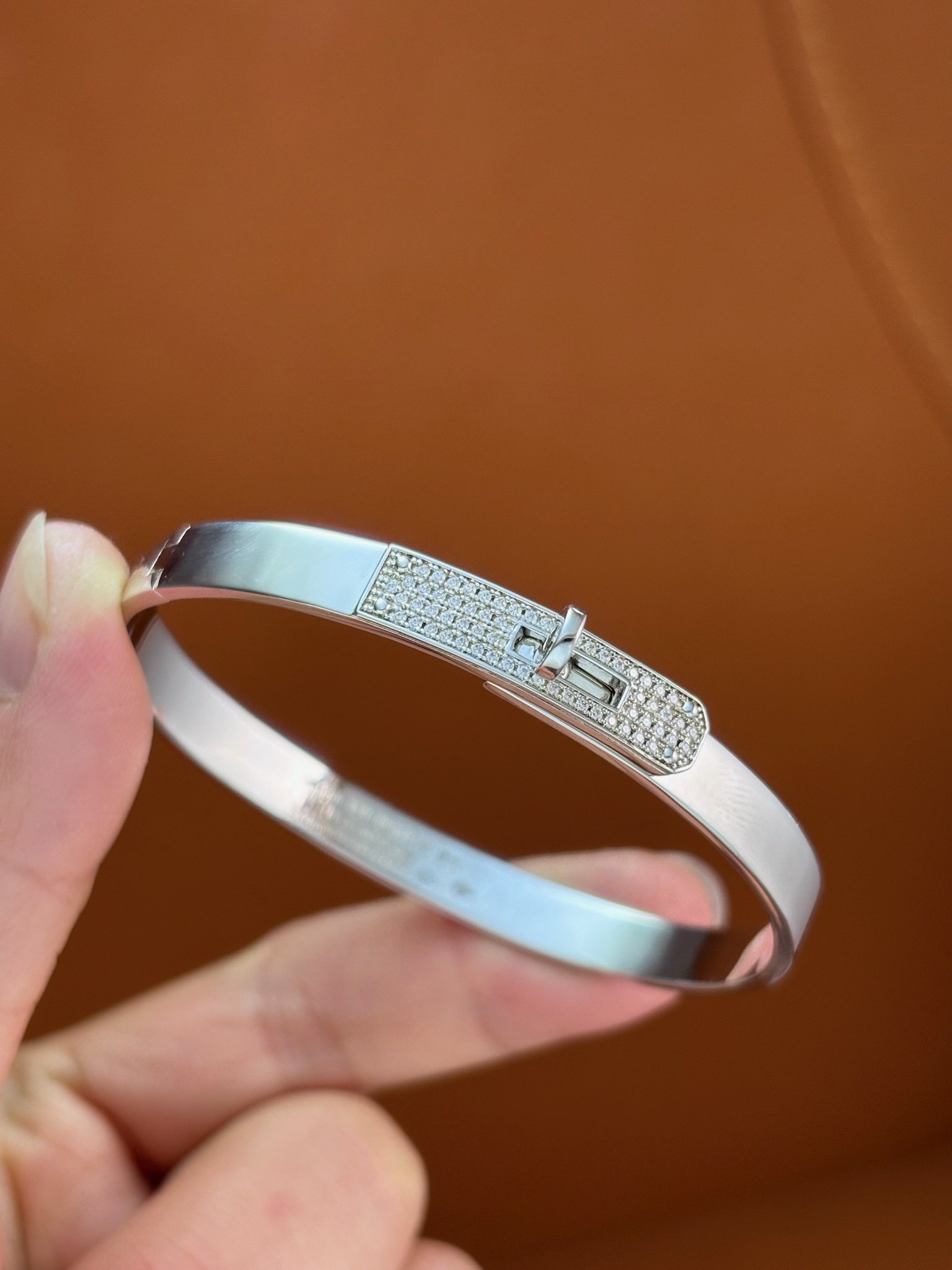 Hermès Kelly White Gold Bangle Bracelet with Diamonds, 17.5 cm 2 i1736923189 4254 2