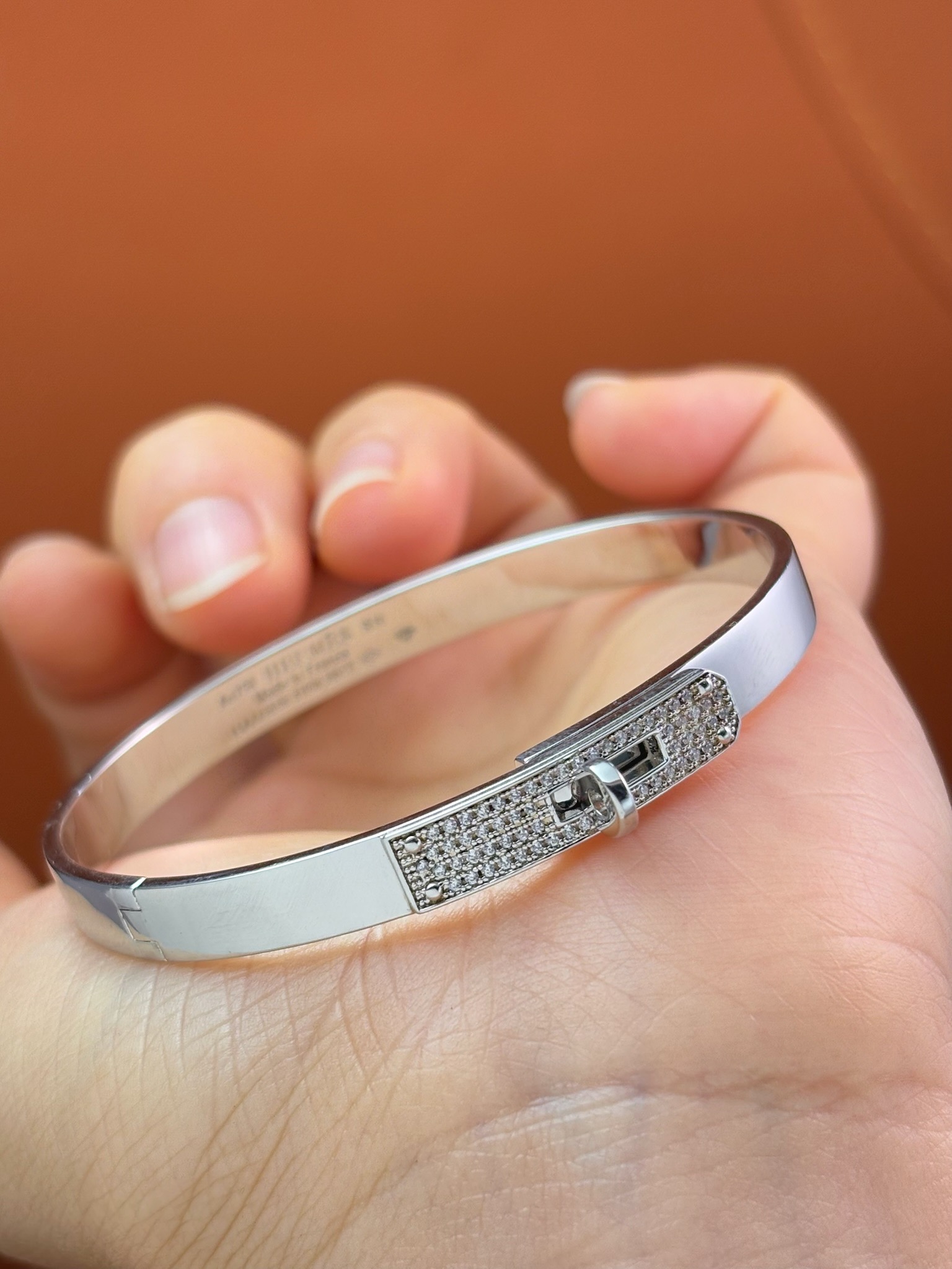 Hermès Kelly White Gold Bangle Bracelet with Diamonds, 17.5 cm 5 i1736923189 5544 4