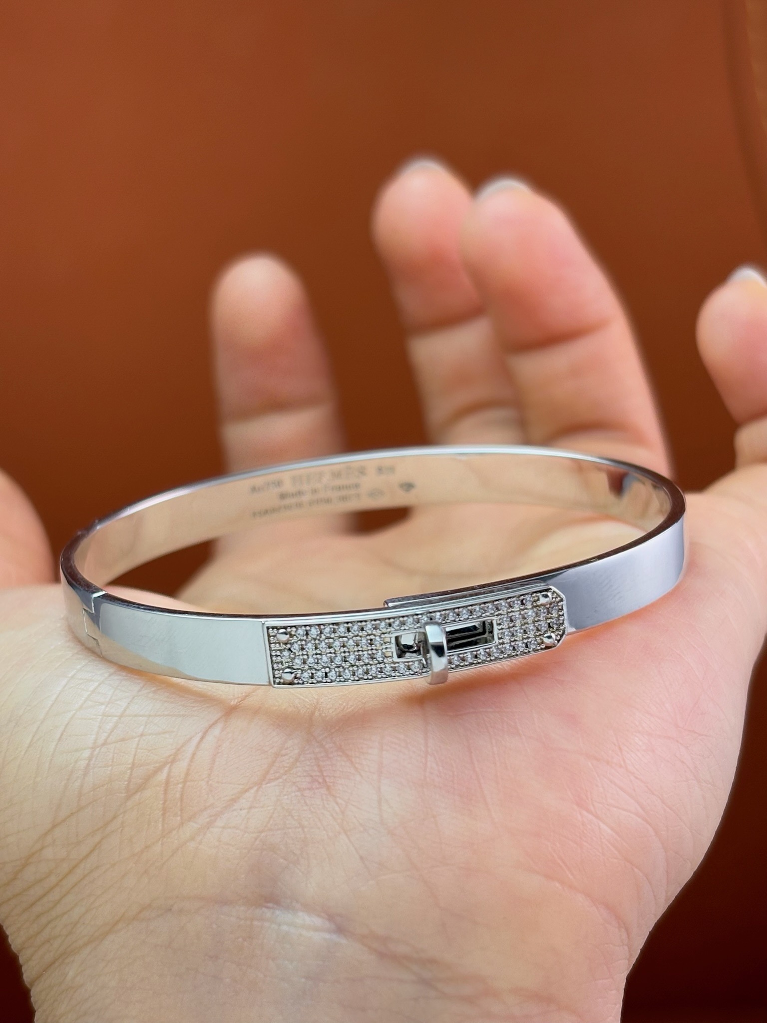 Hermès Kelly White Gold Bangle Bracelet with Diamonds, 17.5 cm 4 i1736923189 8614 3