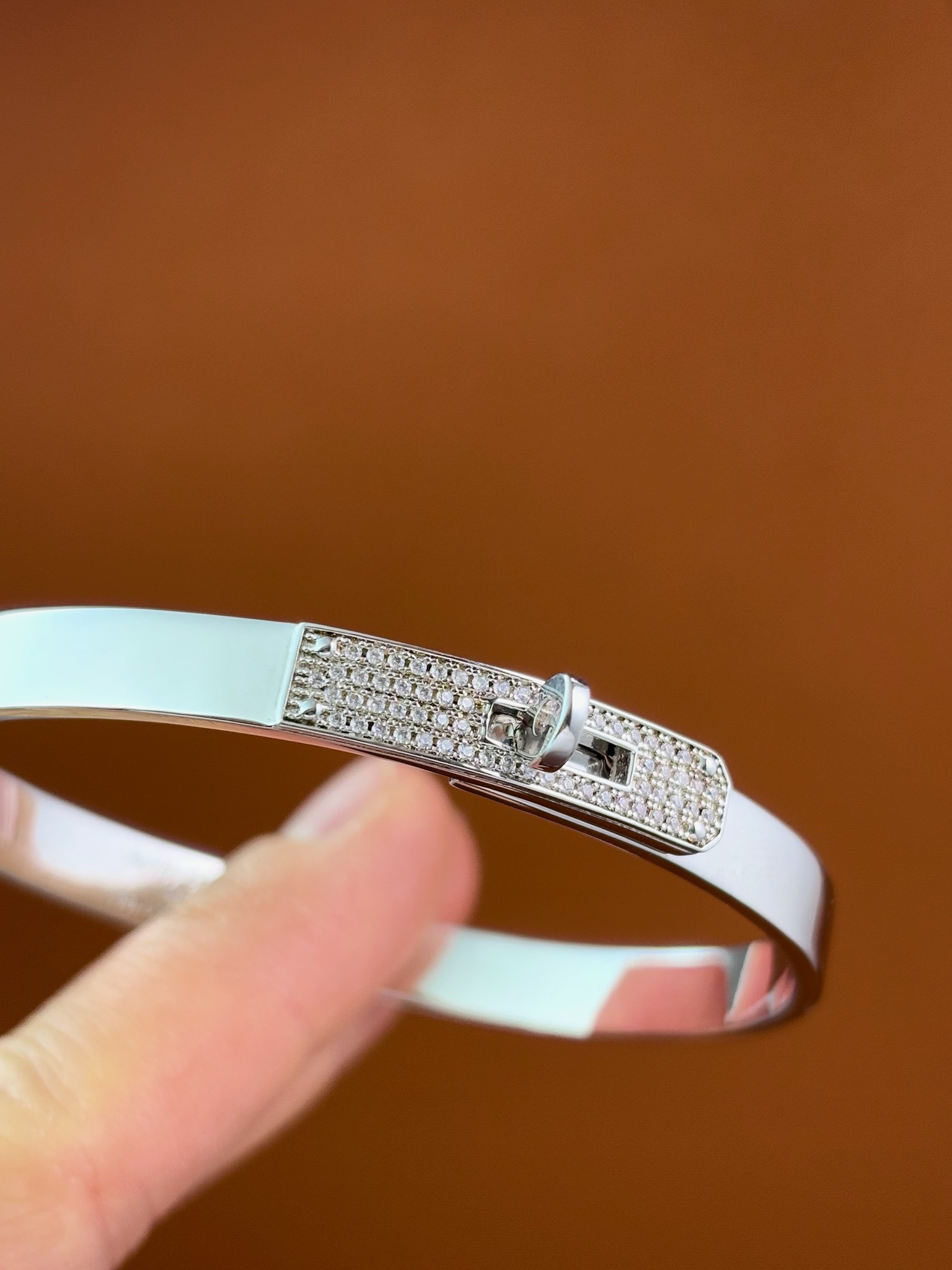 Hermès Kelly White Gold Bangle Bracelet with Diamonds, 17.5 cm 3 i1736923189 964 1