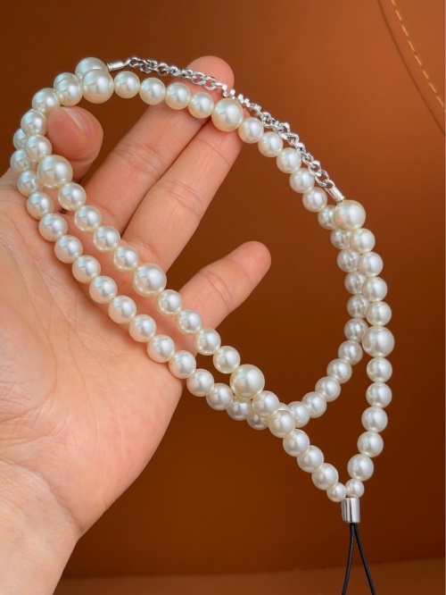 Miu Miu Parel Telefoonketting - Verfijnde Elegantie voor Je Smartphone 1 Miu Miu Parel Telefoonketting - Verfijnde Elegantie voor Je Smartphone