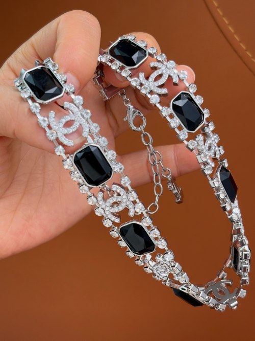 Élégant collier ras du cou Chanel avec cristaux et logo emblématique 1 Élégant collier ras du cou Chanel avec cristaux et logo emblématique
