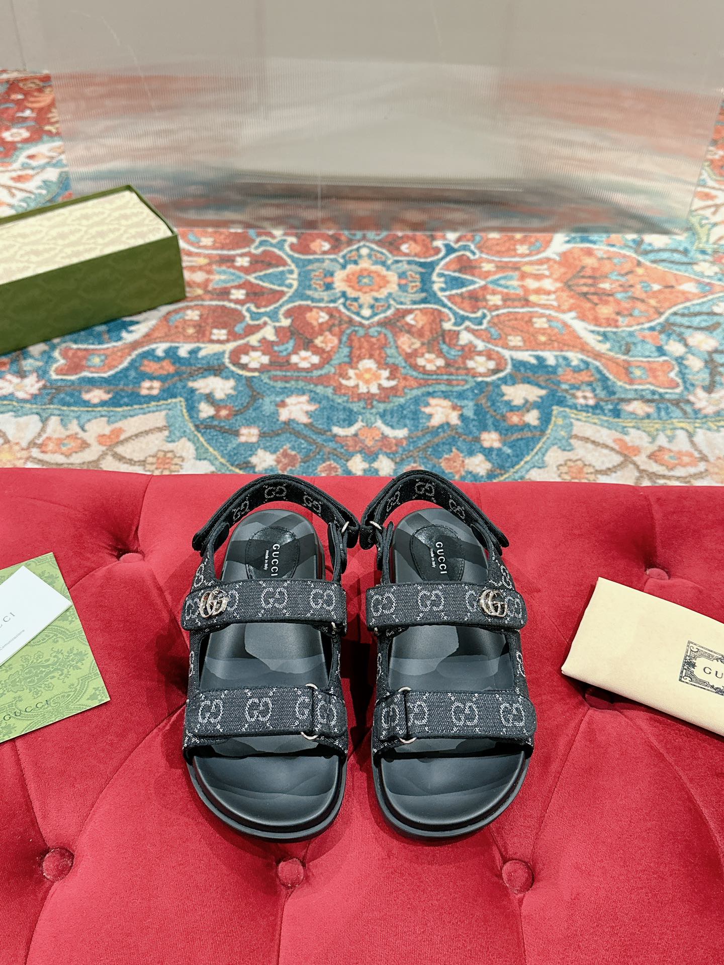 NO:925859,Gucci early spring series GG classic floral beach sandals are made of classic GG canvas fabric with double G metal buckle as the brand's iconic symbol, creating a stunning new interpretation of the work!  Fabric: Original customized imported double G presbyopia/imported sheepskin Lining: Imported cowhide Heel: 2.0CM thick sole Outsole: Mold imported rubber sole Code number: 35-39 (40.41 custom-made, non-returnable), sandals, gucci, sandals, cowhide, sheepskin19860909Gucci 早春系列GG经典老花布沙滩凉鞋由饰经典GG老花帆布织物面料配双G金属扣作为品牌的标志性象征制作而成打造令人惊艳的作品焕新演绎！ 面料:原版定制进口双G老花/进口羊皮 内里:进口牛皮 鞋跟:2.0CM厚底 大底:模具进口橡胶底 码数:35-39（40.41定做不退换）,凉鞋,gucci,sandals,cowhide,sheepskin,Women's Shoes