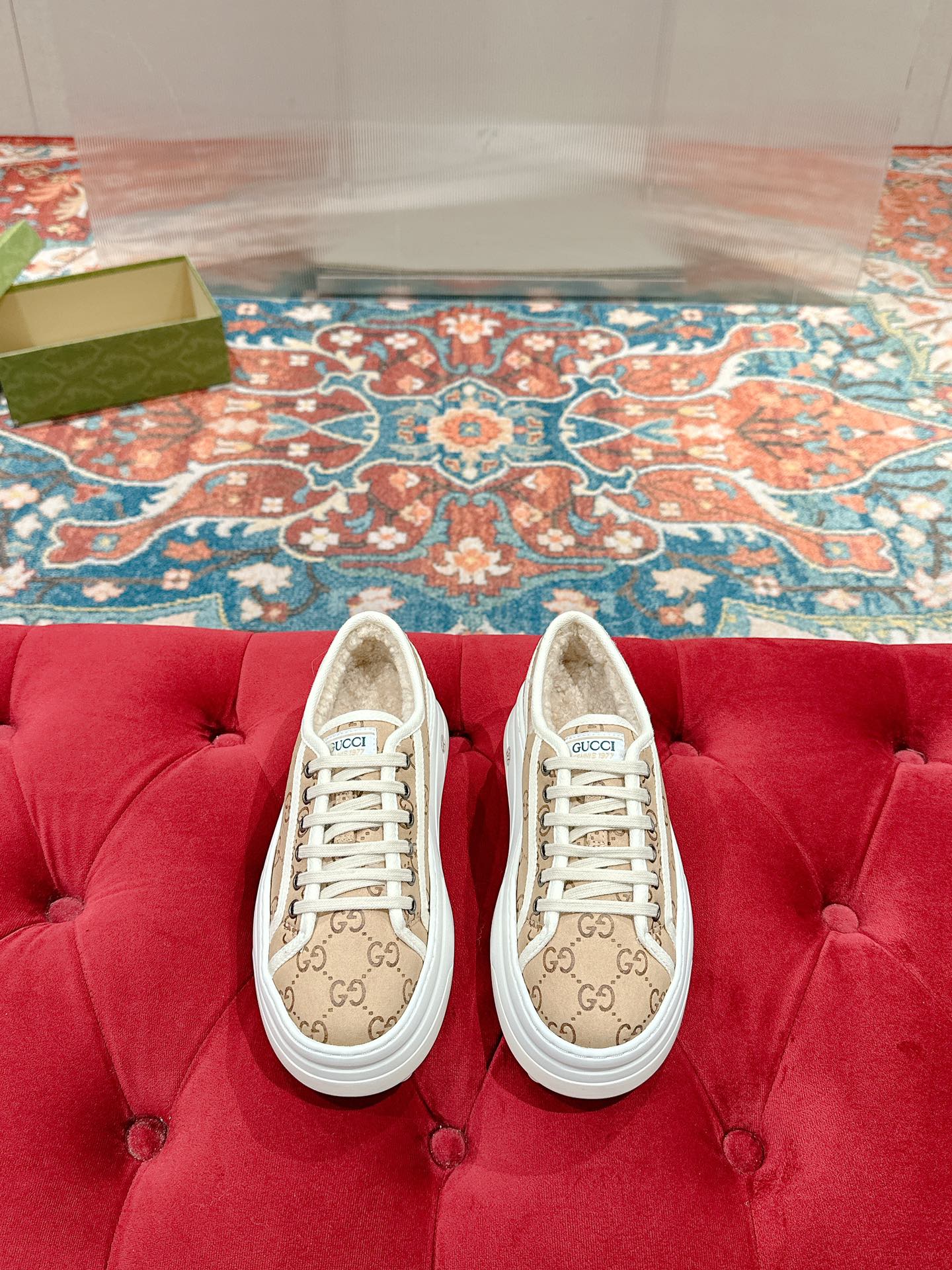 NO:562958,Men's and women's top version GUCCⅠ The latest popular sneaker, this eye-catching piece draws creative inspiration from the world of tennis. This sneaker is made of classic GG canvas in tonal beige and ebony colors. The thick sole and contrasting fabric piping reveal a modern aesthetic. Upper: classic GG canvas. Lining: original custom-made grass green canvas + towel latex foot pad. Outsole: original 1:1 molding, interlocking double G rubber outsole.  Size: 35-40 for women, 39-44 for men (40 for women, 45 for men, customized, non-returnable), casual shoes/sports shoes, Gucci, sneakers19860909女男 顶级版本 GUCCⅠ 最新爆款运动鞋,这件亮眼吸睛的单品从网球世界中汲取创作灵感.这款运动鞋采用同色调米色和乌木色经典GG帆布制成,厚实鞋底和撞色织物滚边流露现代美感. 鞋面:经典GG帆布 内里:原版订制草绿色帆布＋毛巾乳胶垫脚 大底:原版1:1开模,互扣式双G橡胶大底 码数:女35-40 男39-44（女40男45 定制 不退换）,休闲鞋/运动鞋,gucci,sneakers,Women's Shoes