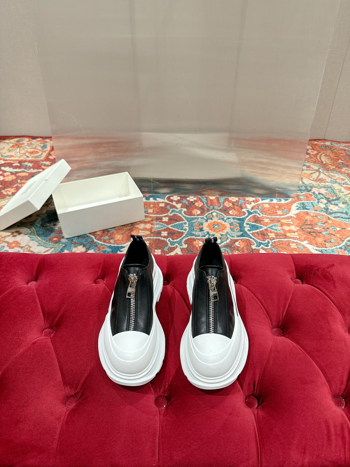 NO:236223,Female, Men, McQueen Couple Leather Zipper Casual Boots This Tread Slick boot is made of black cowhide leather, with exposed silver motorcycle-style zippers on the upper, textured rubber edging and the same-toned Alexander McQueen logo, paired with lightweight and oversized rubber thick sole, zipper closure, round head design, textured rubber edging, and silver foil logo on the back!  The charming style worth grabbing is that it has the mainstream elements of this year's Chelsea style without losing McQueen's unique casual fashion. It is super stylish on the feet and makes people look very beautiful. Chelsea boots do not use the neutral style of the past, and can be said to be not inferior to any brand of Martin boots. It is a trendy and versatile style, durable, light and not tired of feet. It is beyond doubt that it looks good!  Imported calfskin with soft texture, imported mixed-bred sheepskin with inner foot pads, soft and delicate, rubber mold logo sole, anti-slip and wear-resistant, super light and high elastic, foot comfort 100% Size: Women 35-40 Men 39-44 (Female 41 Men 45 Customized, No Return and Exchange), Casual Shoes/Sports Shoes, Alexander mcqueen, Boots, Sneakers, Cowhide, Sheepskin19860909女 男  麦昆情侣皮面拉链休闲短靴 这款Tread Slick靴子采用黑色牛皮革制成,鞋面配有外露式银色机车风格拉链,纹理橡胶包边和同色调Alexander McQueen标识,搭配轻盈超大橡胶厚底,拉链开合,圆头设计,纹理橡胶包边,背面银箔标识！ 值得疯抢的魅力款式,是它拥有今年主流元素切尔西风格又不失麦昆独有的休闲时尚,上脚超有风范,上脚让人特好看的感觉,切尔西靴不用以往的中性风格,可以说不输任何品牌的马丁靴,潮人百搭款,耐穿又轻便不累脚,好看是毋庸置疑！ 面料进口小牛皮,质感柔软,内里垫脚进口混种羊皮,柔软细腻,橡胶模具logo大底,防滑耐磨,超级轻盈高弹,脚感舒适度百分百Size:女35-40 男39-44（女41 男45定制 不退换）,休闲鞋/运动鞋,alexander mcqueen,boots,sneakers,cowhide,sheepskin,Women's Shoes