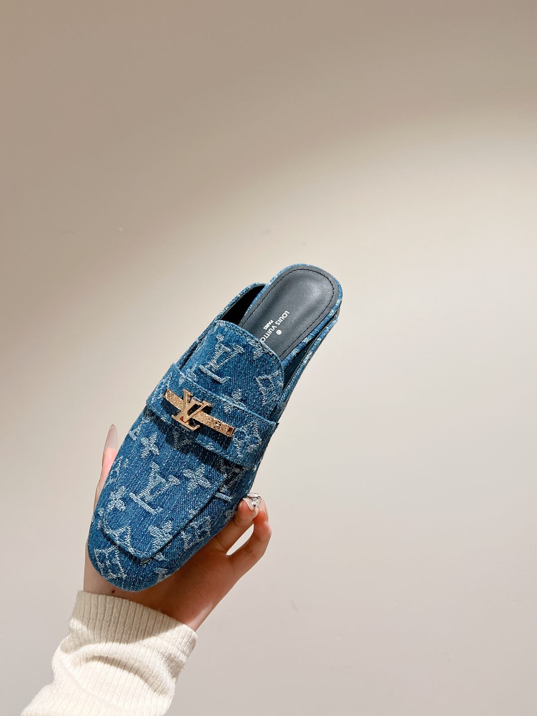 Louis Vuitton Denim Monogram Mules with Gold-Tone Hardware 4 i1735070412914 2904 0 7