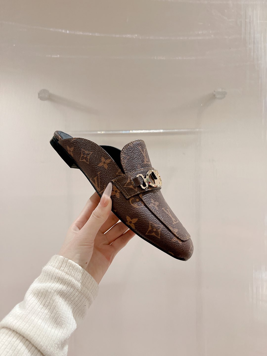 Louis Vuitton Monogram Leather Mules Iconic Style and Supreme Comfort 4 i1735070997169 2039 0 5