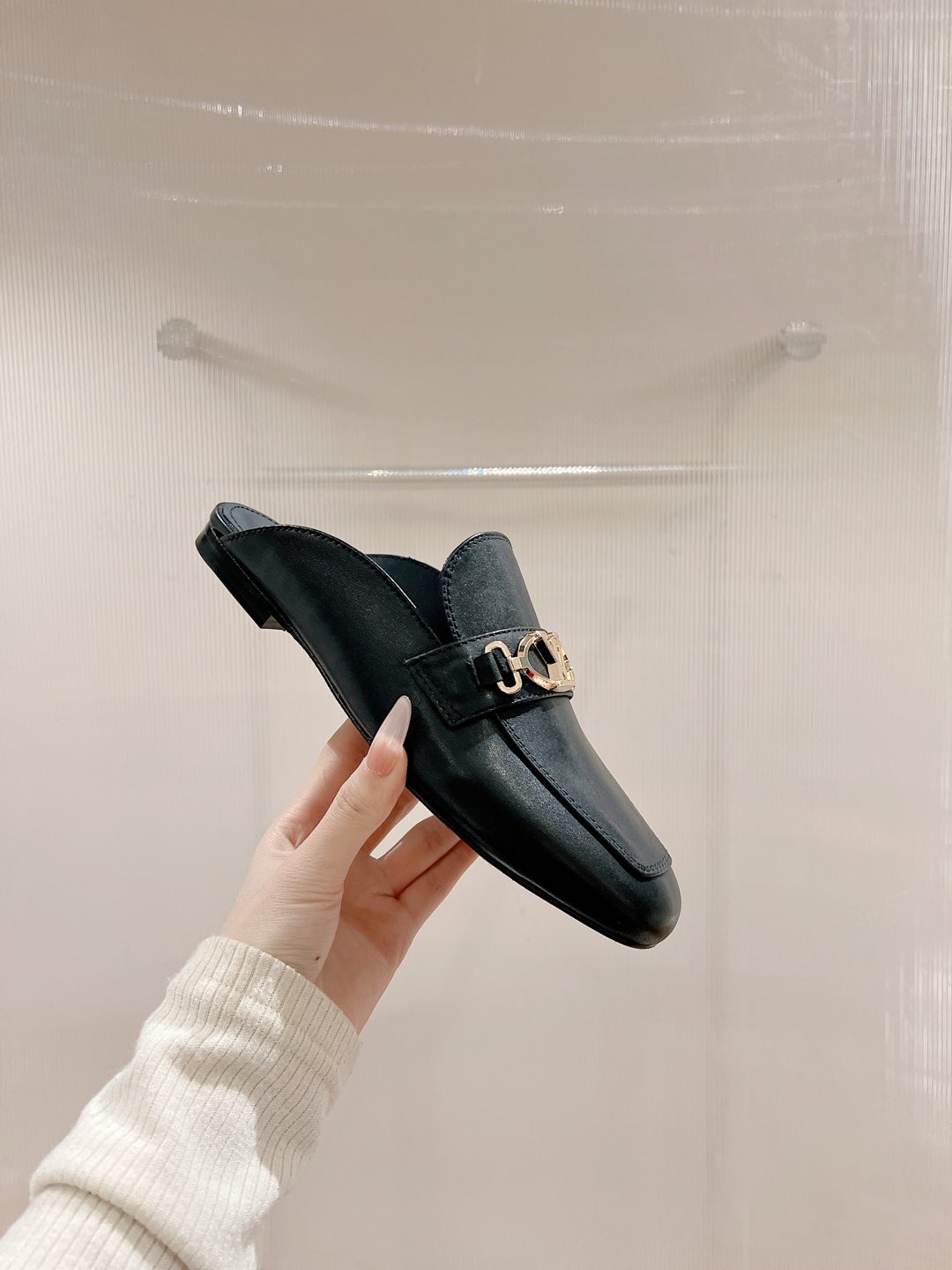 Louis Vuitton Black Leather Mule with Gold-Tone Chain Detail 6 i1735071032050 8587 0 6