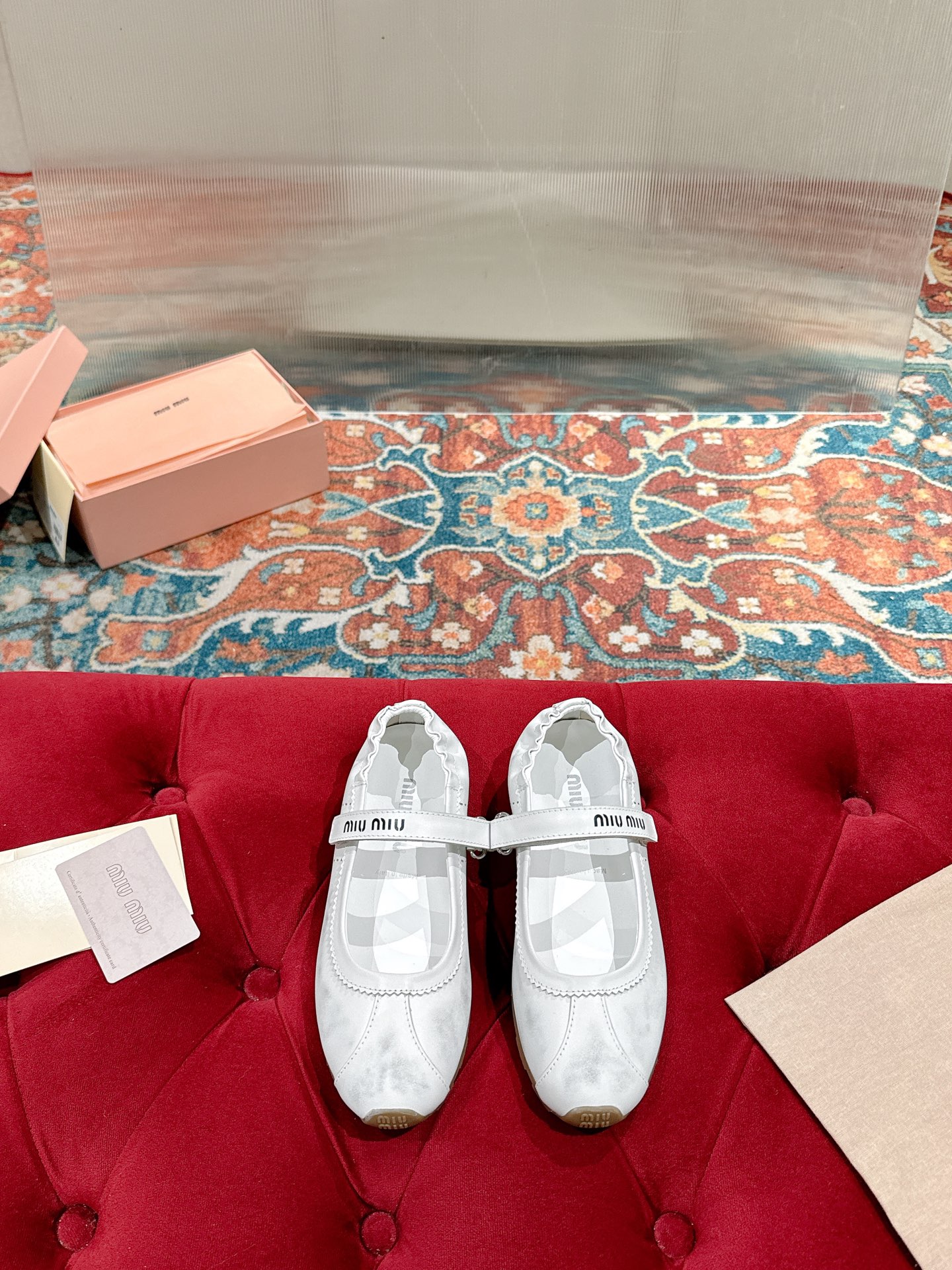 NO:236239,Miumiu Miu Spring and Summer latest show Marie Zhen casual shoes/sports white shoes. A model that domestic and foreign bloggers have been browsing. The little red book grass planting series is retro and fashionable. The simple sports shoe design, the recognizable tongue creates a Buddhist sweet casual style~~ The aura of the foot is very casual, long skirts, shorts, and shorts, wearing a unique style~~ The top layer of cowhide, the inner layer is real, the original private model outsole. The retro color is 35-40. Mary Zhen, miumiu, mary jane, skirts, shorts, cowhide19860909miumiu缪缪春夏最新走秀款玛丽珍休闲鞋/运动小白鞋 国内外博主刷爆的一款,小红书种草系列,复古又时髦上脚美炸了 简约的运动板鞋设计,极具辨识度的鞋舌,打造佛系甜美的休闲风~~上脚气场十足随意搭配,长裙,短裙,短裤,穿出与众不同的风格~~ 选用头层牛皮,内里真毛里,原版私模大底 复古擦色做旧码数35-40,玛丽珍,miumiu,mary jane,skirts,shorts,cowhide,Women's Shoes