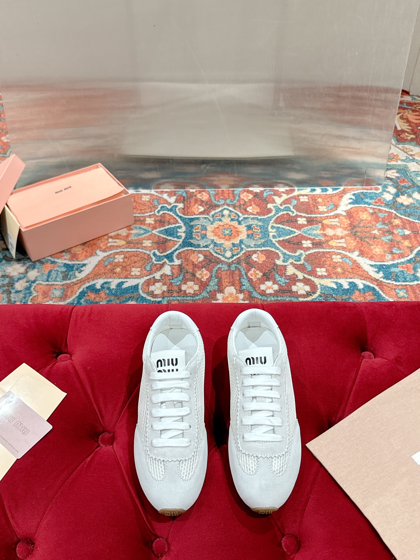 NO:236233,Miumiu Miu Spring and Summer latest catwalk casual dirty shoes/sports white shoes. A model that domestic and foreign bloggers have been browsing. The little red book grass planting series is retro and fashionable. The simple sports shoe design, the recognizable tongue creates a Buddhist sweet casual style~~ The aura of the foot is very casual, long skirts, shorts, and shorts, wearing a unique style~~ The top layer of cowhide, the inner layer is real, the original private model outsole. The retro color is 35-40, the casual shoe/sports shoes, miumiu, sneakers, skirts, shorts, cowhide19860909miumiu缪缪春夏最新走秀款 休闲脏脏鞋/运动小白鞋 国内外博主刷爆的一款,小红书种草系列,复古又时髦上脚美炸了 简约的运动板鞋设计,极具辨识度的鞋舌,打造佛系甜美的休闲风~~上脚气场十足随意搭配,长裙,短裙,短裤,穿出与众不同的风格~~ 选用头层牛皮,内里真毛里,原版私模大底 复古擦色做旧码数35-40,休闲鞋/运动鞋,miumiu,sneakers,skirts,shorts,cowhide,Women's Shoes