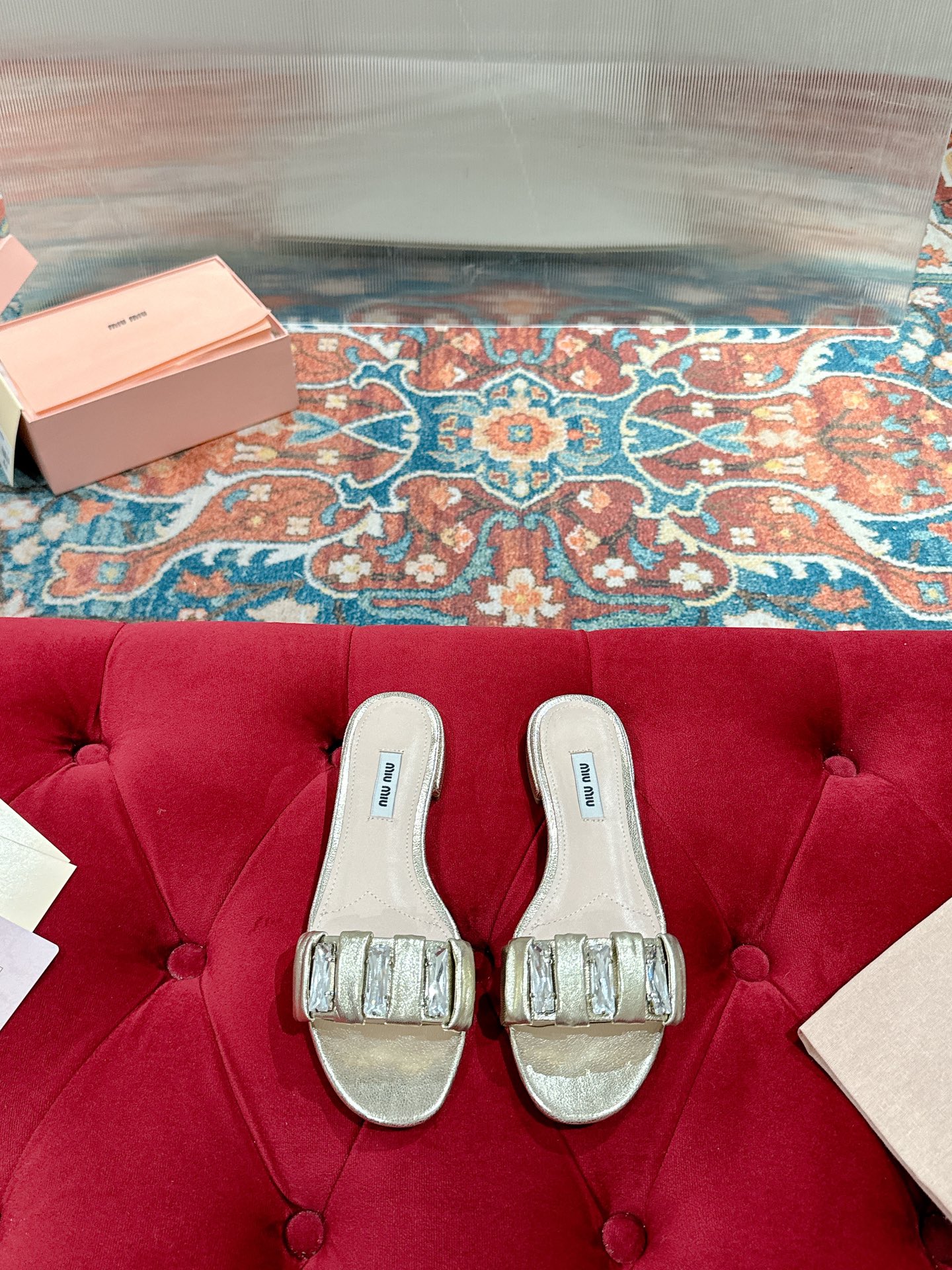 NO:236218,Miu Miu Miu 25ss early spring new style flat-soled rhinestone slippers, well-behaved and age-reducing, legs look long and advanced, comfort is perfect, super suitable for daily wear, easy to put on and take off, super wow, upper: original imported cow patent leather/matte cowhide inner foot pad: sheepskin Sole: original genuine leather outsole Size: 35-39 (40 custom made without return and exchange), slippers, miumiu, slippers, cowhide, sheepskin, Leather soles19860909Miu Miu 缪缪 25ss早春新款 平底 水钻拖鞋 乖巧减龄 上脚显腿长又高级 舒适度也做到完美 日常穿着超级合适 穿脱方便 超级哇塞 鞋面:原版进口牛漆皮/哑光牛皮 内里垫脚:羊皮 鞋底:原版真皮大底 码数:35-39（40定制不退换）,拖鞋,miumiu,slippers,cowhide,sheepskin,Leather soles,Women's Shoes