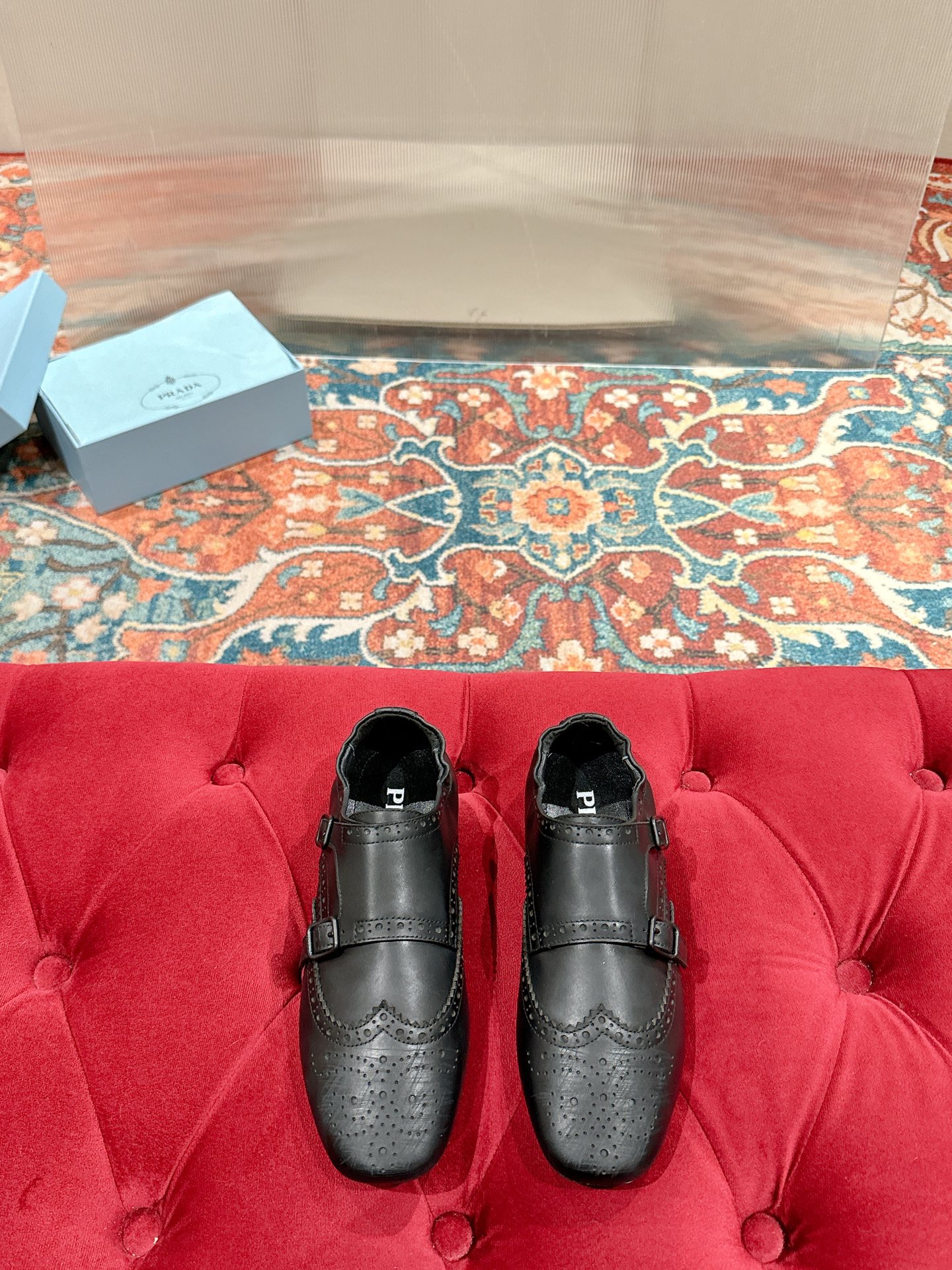 NO:236241,Female, male, PRADA, Prada spring and summer catwalk style retro Brock couples half-troll shoes, catwalk style, retro, fashionable, casual and versatile, fashionable and casual, unique taste, everyone loves and easily controls, it will explode every year. It is enough to conquer you, wear it, casual and fashionable, both without mistakes, simple and handsome fabric imported wax calfskin (upper is used) inner inner sheepskin Rubber beef tendon thick sole Size: women 35-40 male 39-44, semi-troll, prada, prada, cowhide, sheepskin19860909女 男 PRADA普拉达春夏走秀款复古布洛克情侣款半拖单鞋 走秀款 复古感时髦满满 随意百搭 时尚休闲 独到味道 人人都爱也轻松驾驭 每年都会爆.足以征服你,穿上它,休闲时髦 两不失误 上脚简单帅气面料进口蜡感小牛皮（鞋面做旧处理） 内里内里羊皮 橡胶牛筋厚底 码数:女35-40 男39-44,半拖,prada,prada,cowhide,sheepskin,Women's Shoes