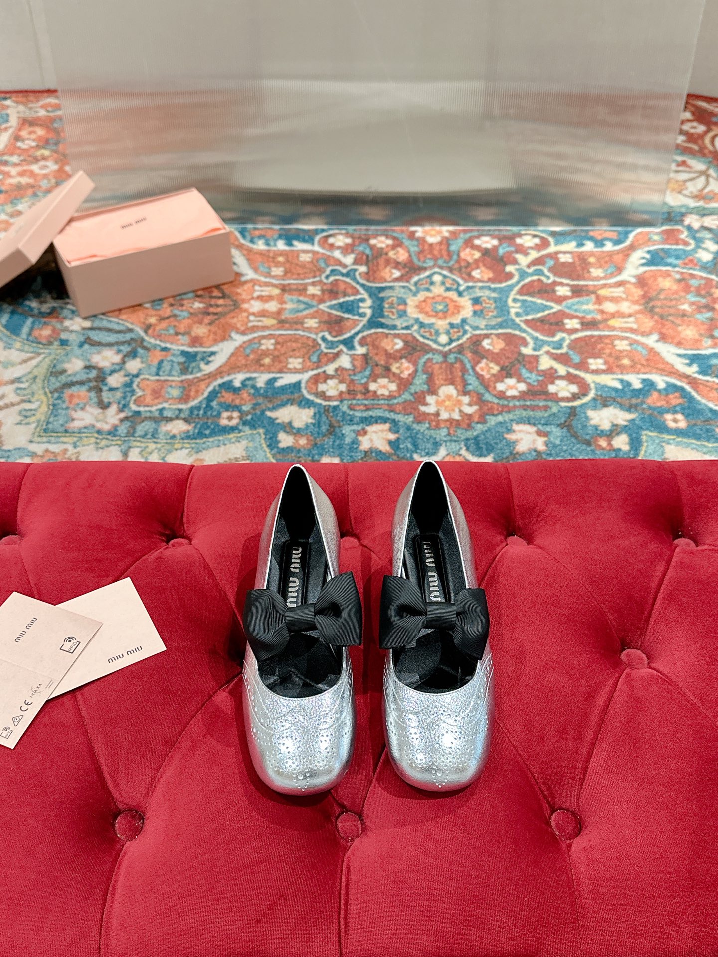 NO:236205,Miu Miu | Miu Miu 25/early spring new product, the counter focuses on the latest catwalk style, retro Mary Zhen thick-heeled single shoes, Miao family high-quality products, top-level craftsmanship creates a sense of precision quality, invincible comfort, absolutely love at first sight!  Fashionable and versatile, a must-have for everyone!  Upper: Top-grade calf patent leather Inner: Imported sheepskin Outsole: Original Italian leather outsole Heel height: 4cm Size: 35-39 (40.41 customization, non-return and exchange), Mary Jane, miumiu, mary jane, sheepskin, Leather soles19860909Miu Miu | 缪缪 25/早春新品 专柜主打最新走秀款 复古玛丽珍粗跟单鞋 缪家高货 顶级工艺打造精品质感 无敌舒适 绝对是一见钟情款！时尚百搭,人手必备！ 鞋面:顶级头层小牛漆皮 内里:进口羊皮里 大底:原版意大利真皮大底 跟高:4cm Size:35-39(40.41定制 不退换）,玛丽珍,miumiu,mary jane,sheepskin,Leather soles,Women's Shoes