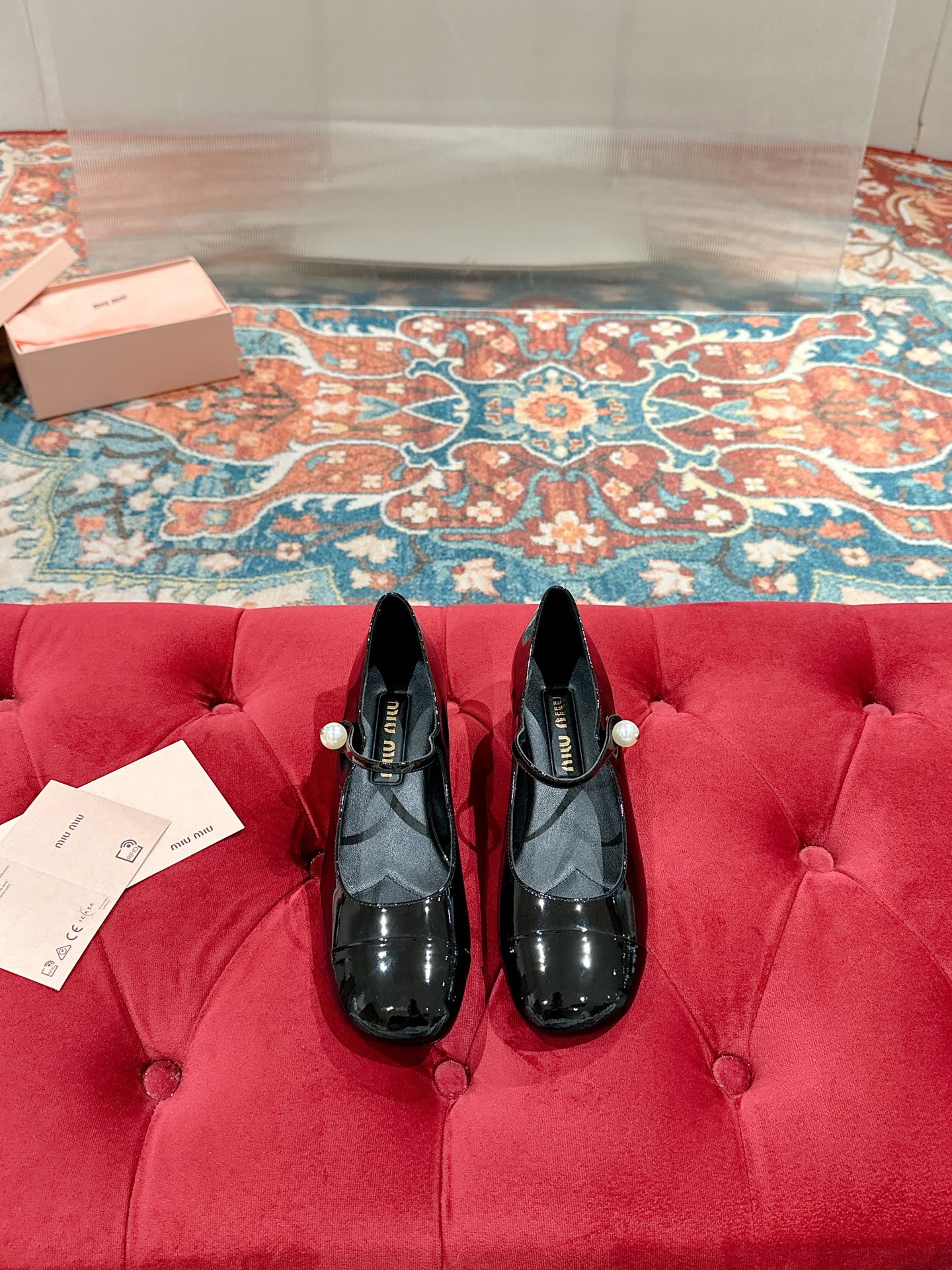 NO:236202,Miu Miu | Miu Miu 25/early spring new product, the counter focuses on the latest catwalk style, pearl buckle retro Mary Zhen thick heel shoes, Miao family high-quality products, top-level craftsmanship creates a sense of precision quality, invincible comfort, absolutely love at first sight!  Fashionable and versatile, a must-have for everyone!  Upper: Top-grade calf patent leather Inner: Imported sheepskin Outsole: Original Italian leather outsole Heel height: 4cm Size: 35-39 (40.41 customization, non-return and exchange), Mary Jane, miumiu, mary jane, sheepskin, Leather soles19860909Miu Miu | 缪缪 25/早春新品 专柜主打最新走秀款 珍珠扣复古玛丽珍粗跟单鞋 缪家高货 顶级工艺打造精品质感 无敌舒适 绝对是一见钟情款！时尚百搭,人手必备！ 鞋面:顶级头层小牛漆皮 内里:进口羊皮里 大底:原版意大利真皮大底 跟高:4cm Size:35-39(40.41定制 不退换）,玛丽珍,miumiu,mary jane,sheepskin,Leather soles,Women's Shoes
